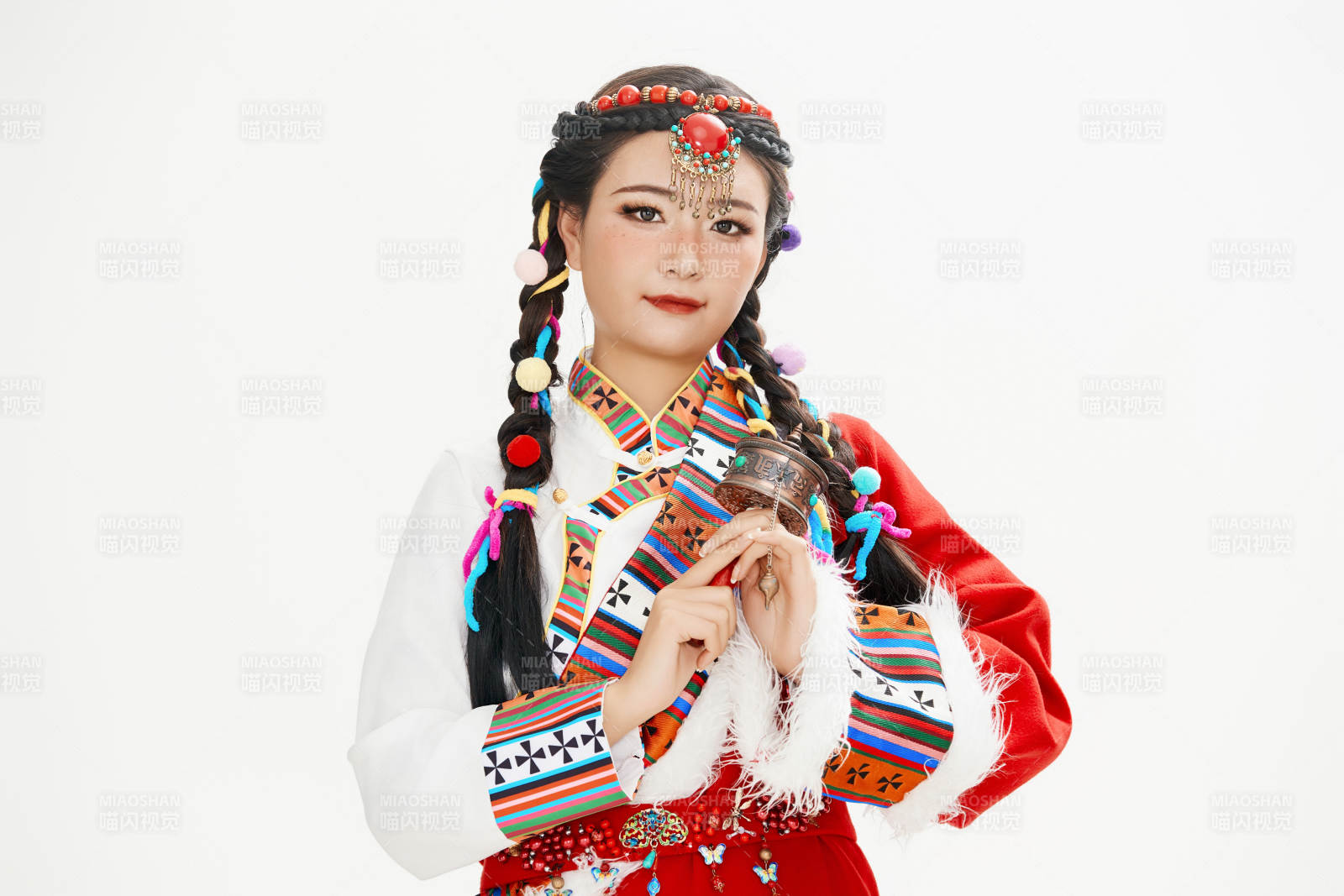 身穿藏族服飾的亞洲女性