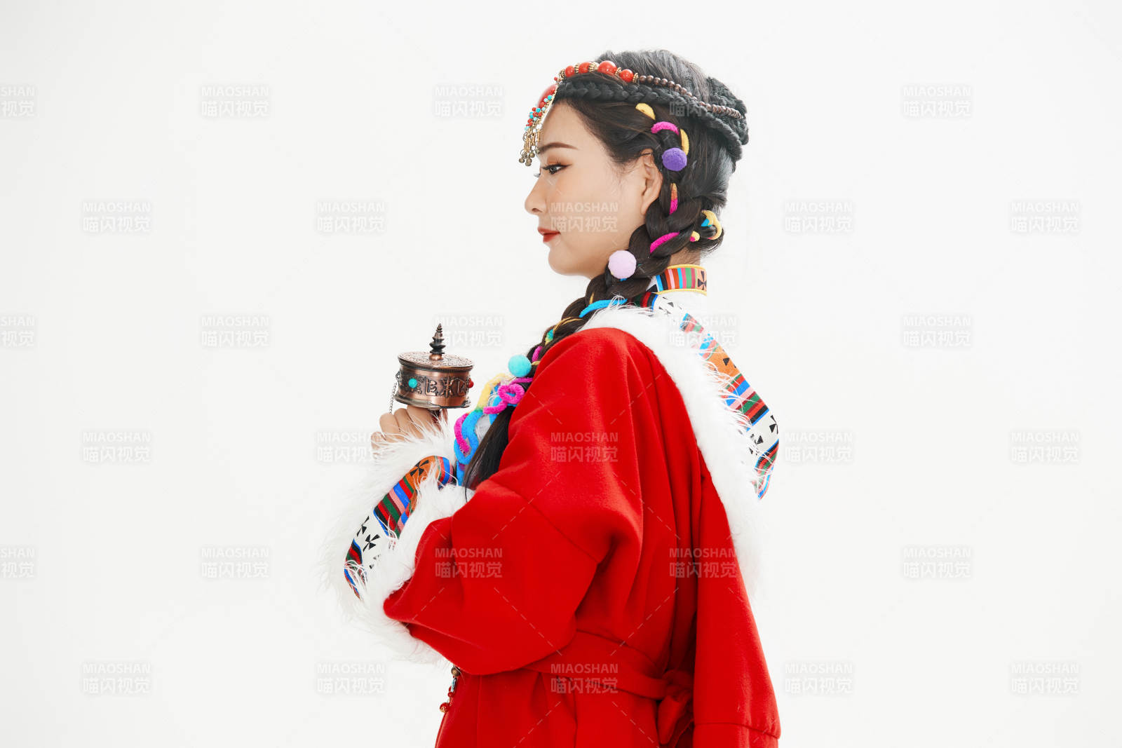 身穿藏族服飾的亞洲女性