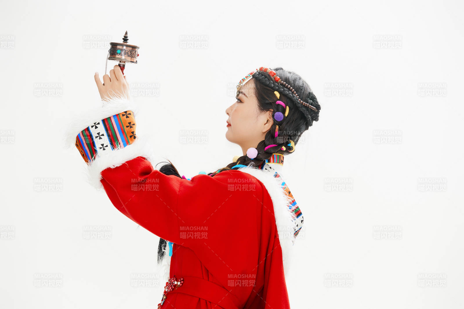 身穿藏族服飾的亞洲女性