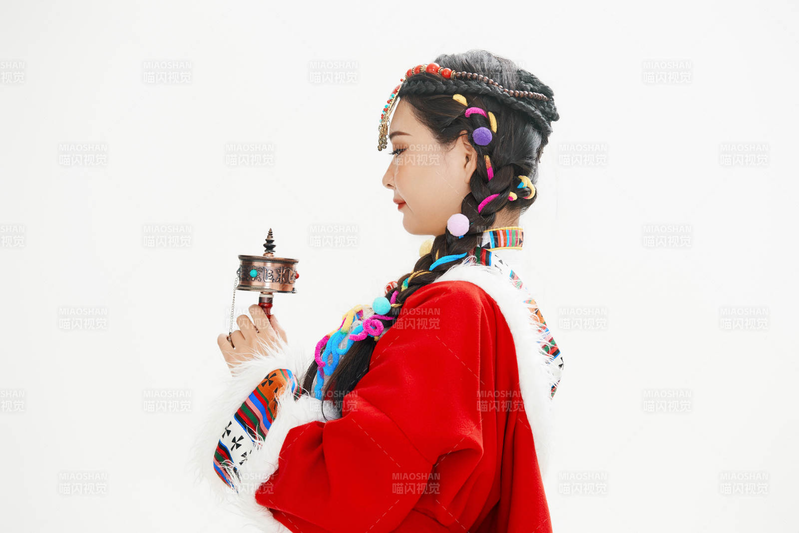 身穿藏族服飾的亞洲女性