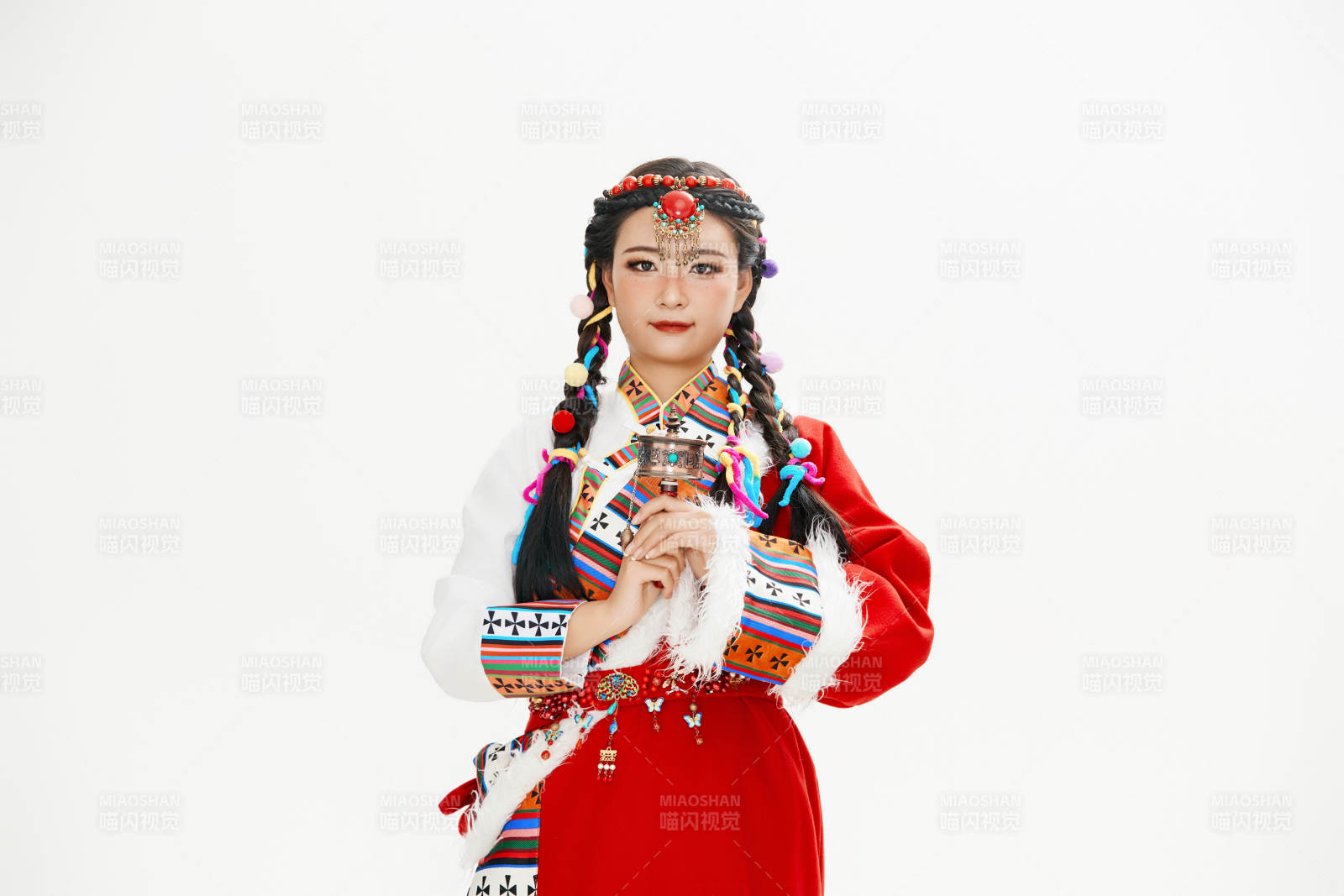 身穿藏族服飾的亞洲女性