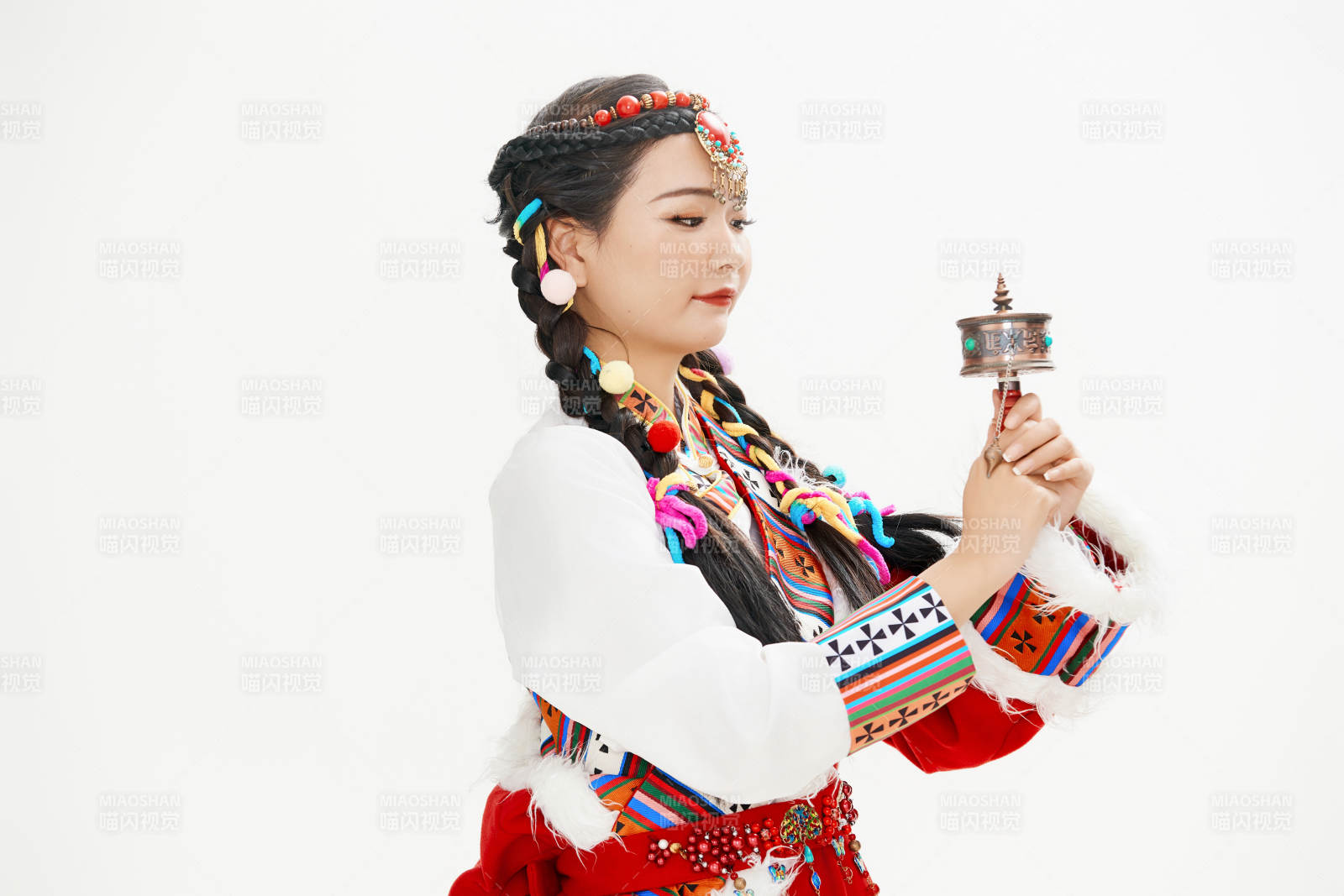 身穿藏族服飾的亞洲女性