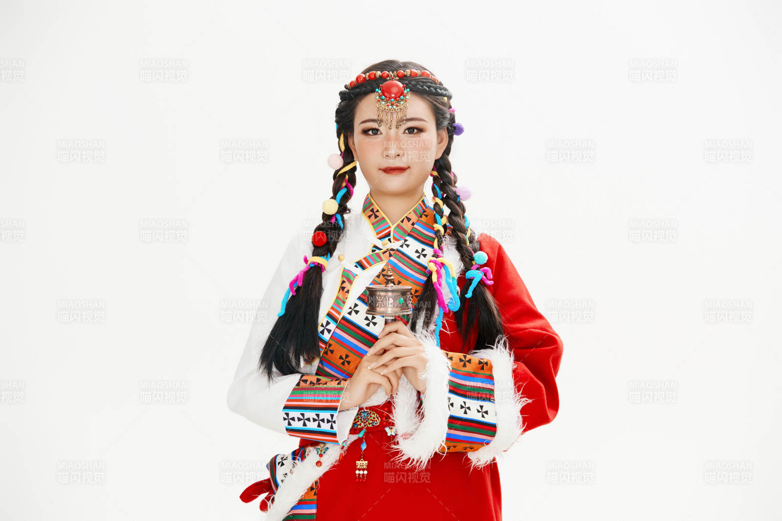 身穿藏族服飾的亞洲女性