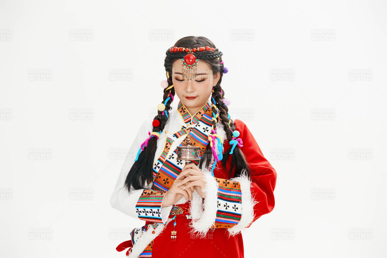 身穿藏族服飾的亞洲女性