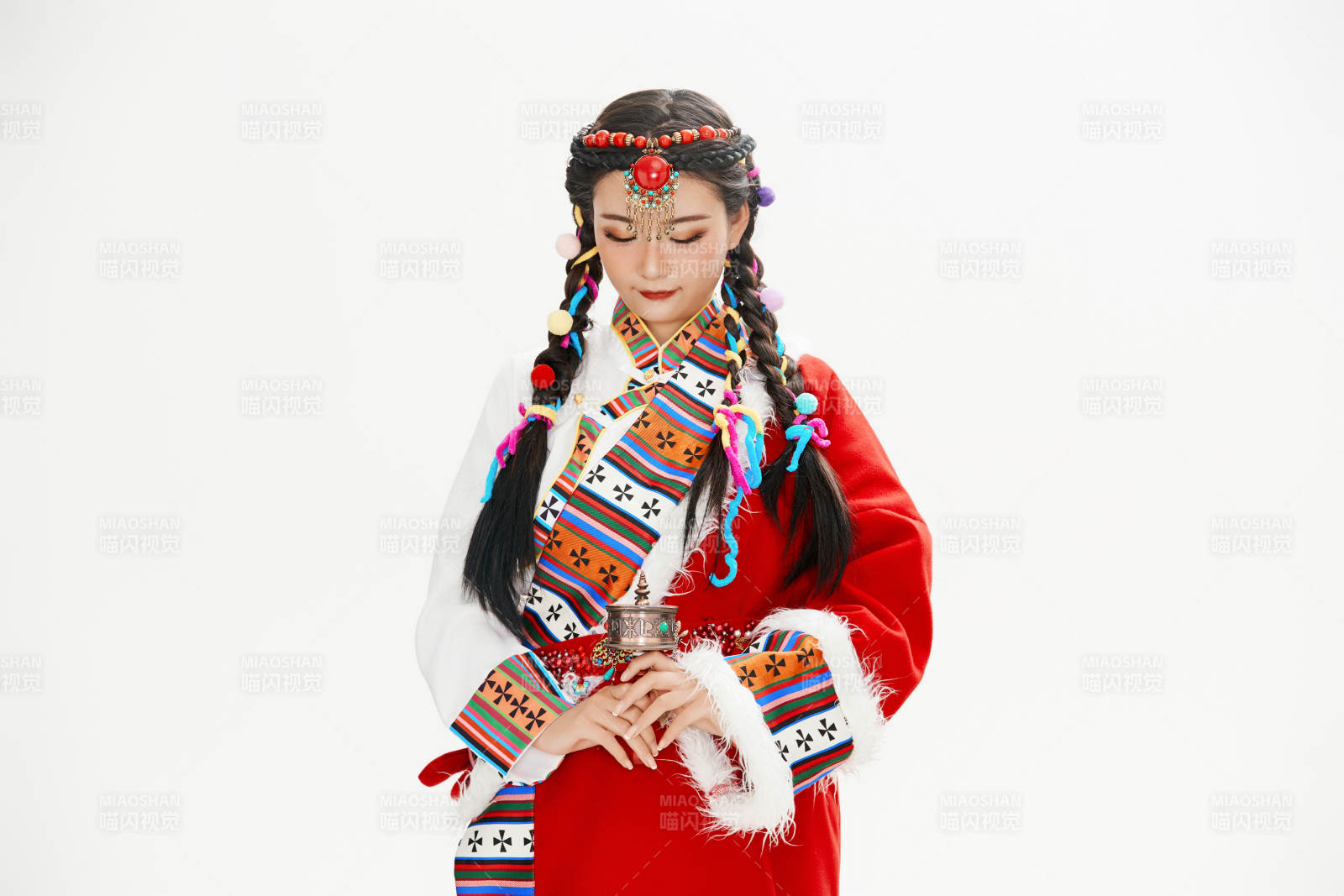 身穿藏族服飾的亞洲女性