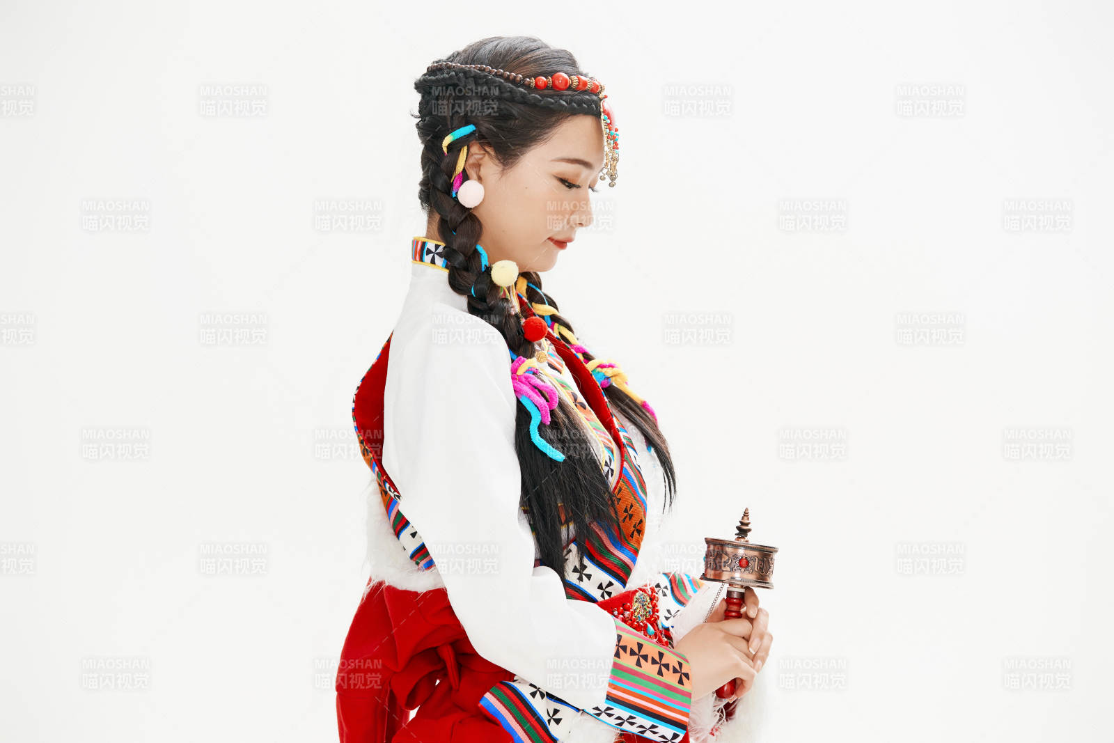 身穿藏族服飾的亞洲女性