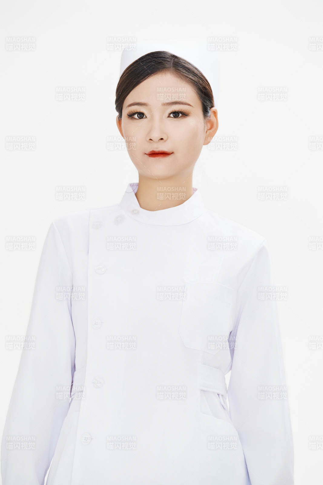 身穿護士的年輕女性醫護人員