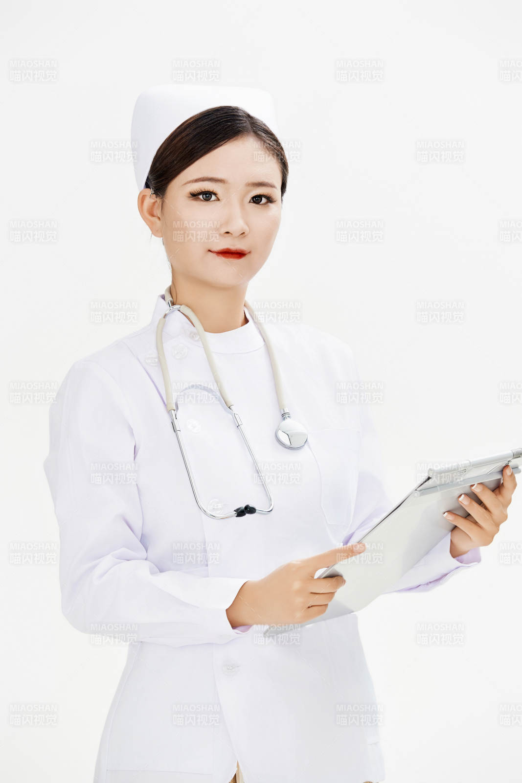 身穿護士的年輕女性醫護人員