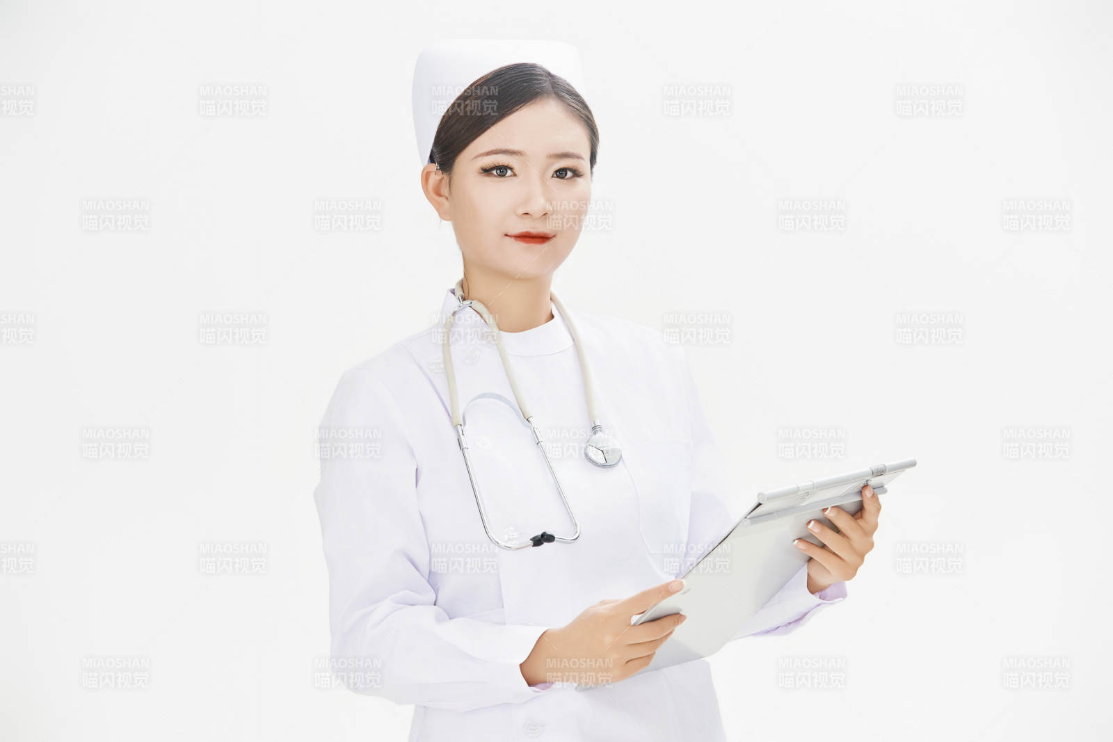 身穿護士的年輕女性醫護人員