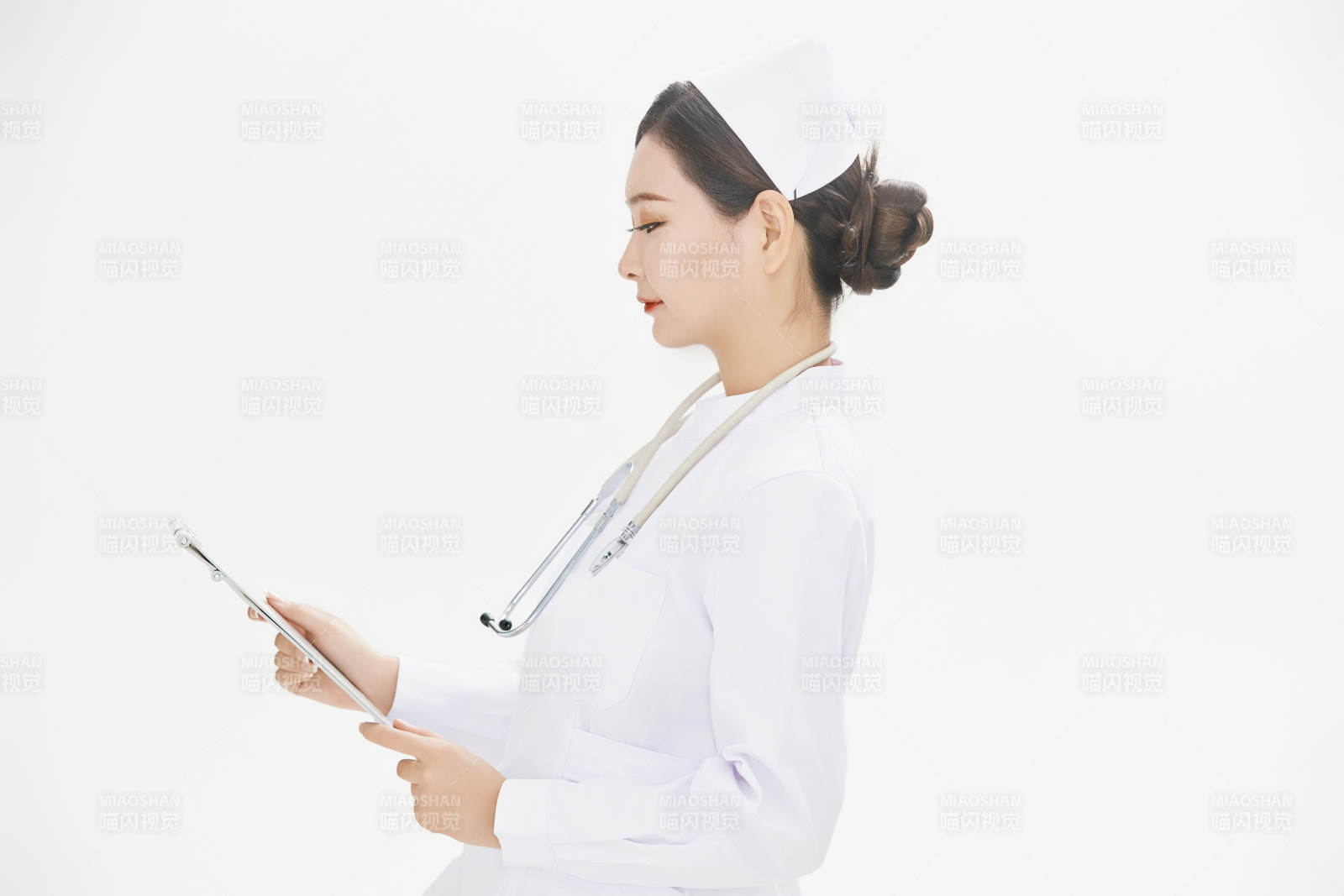 身穿護(hù)士的年輕女性醫(yī)護(hù)人員