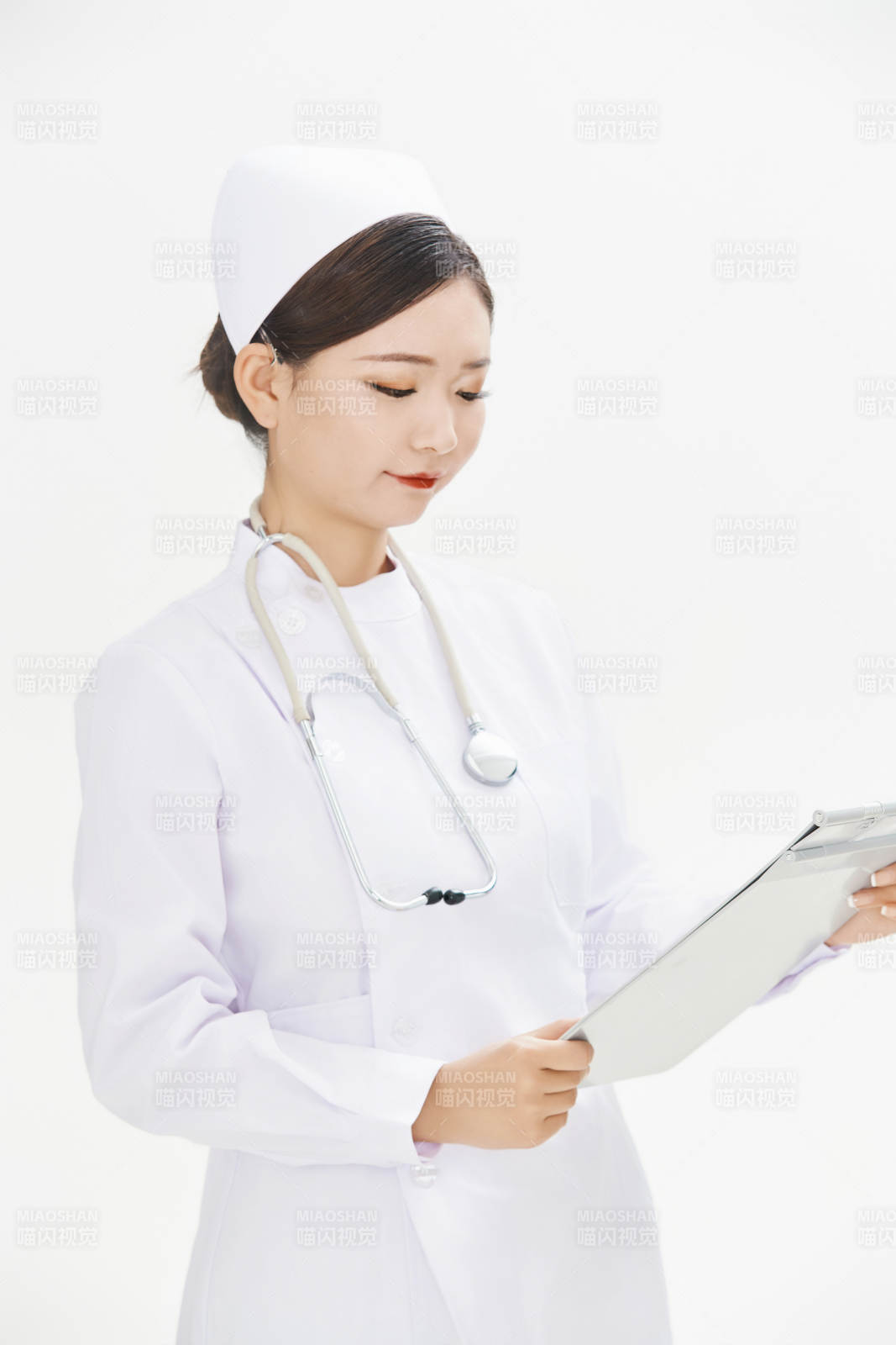 身穿護士的年輕女性醫護人員