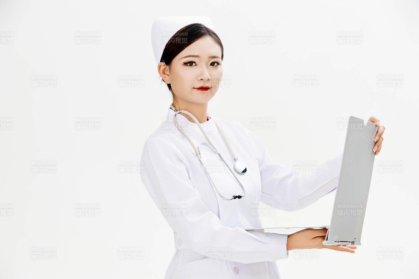 身穿護(hù)士的年輕女性醫(yī)護(hù)人員