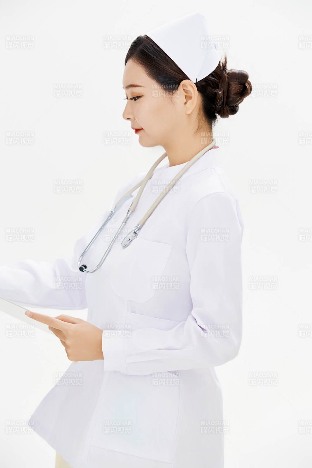 身穿護(hù)士的年輕女性醫(yī)護(hù)人員