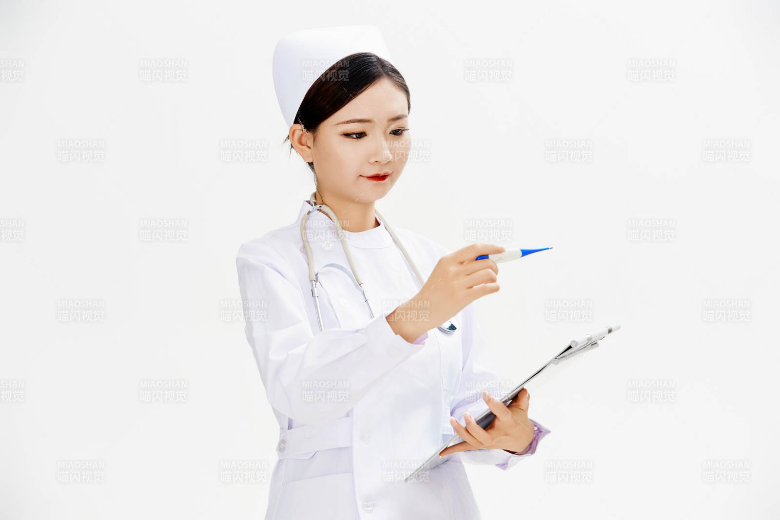 身穿護(hù)士的年輕女性醫(yī)護(hù)人員