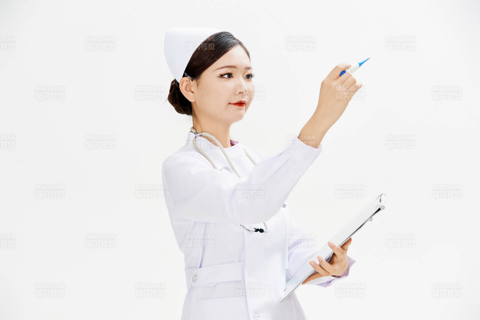 身穿護士的年輕女性醫護人員