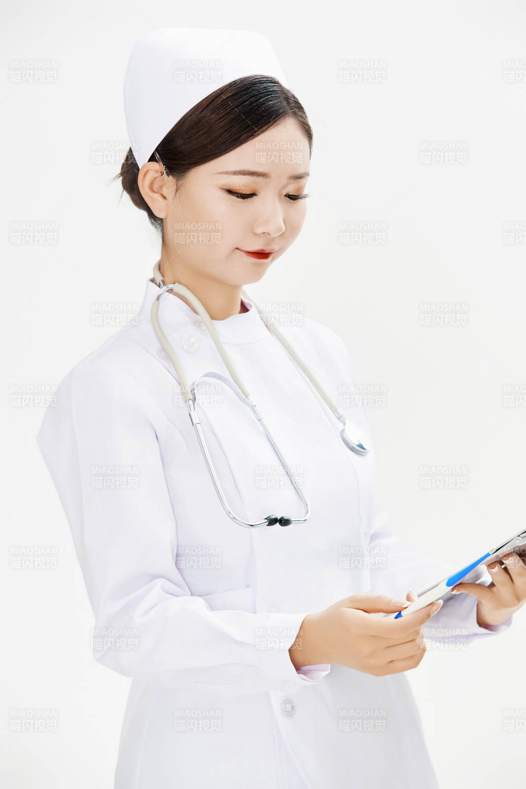 身穿護士的年輕女性醫護人員