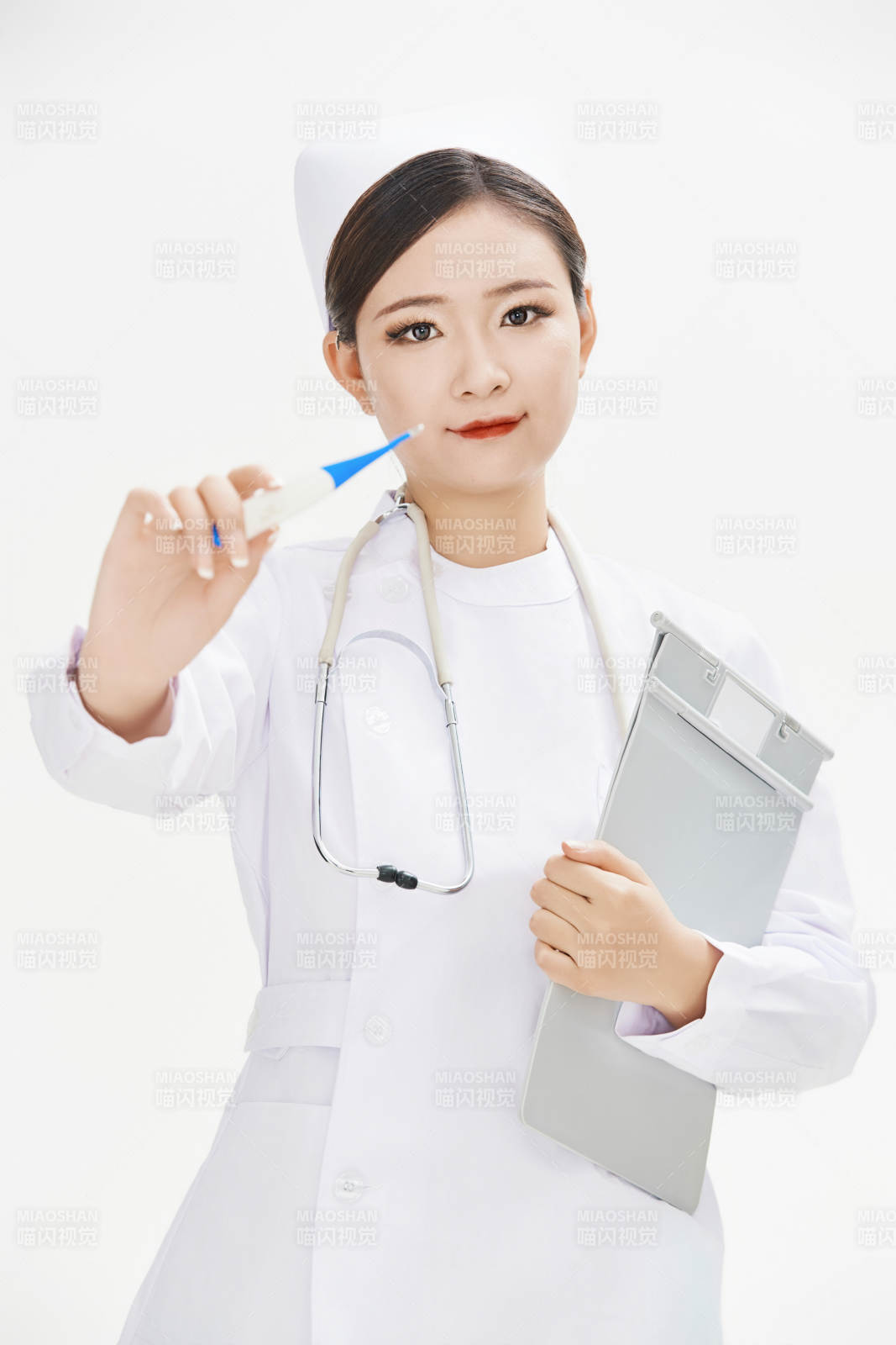 身穿護士的年輕女性醫護人員