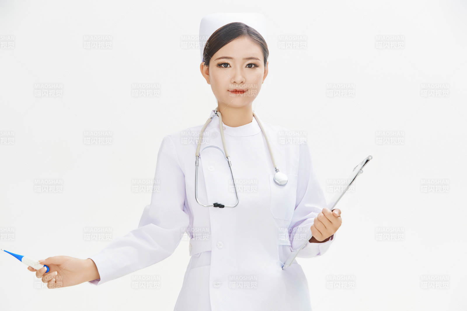 身穿護士的年輕女性醫護人員