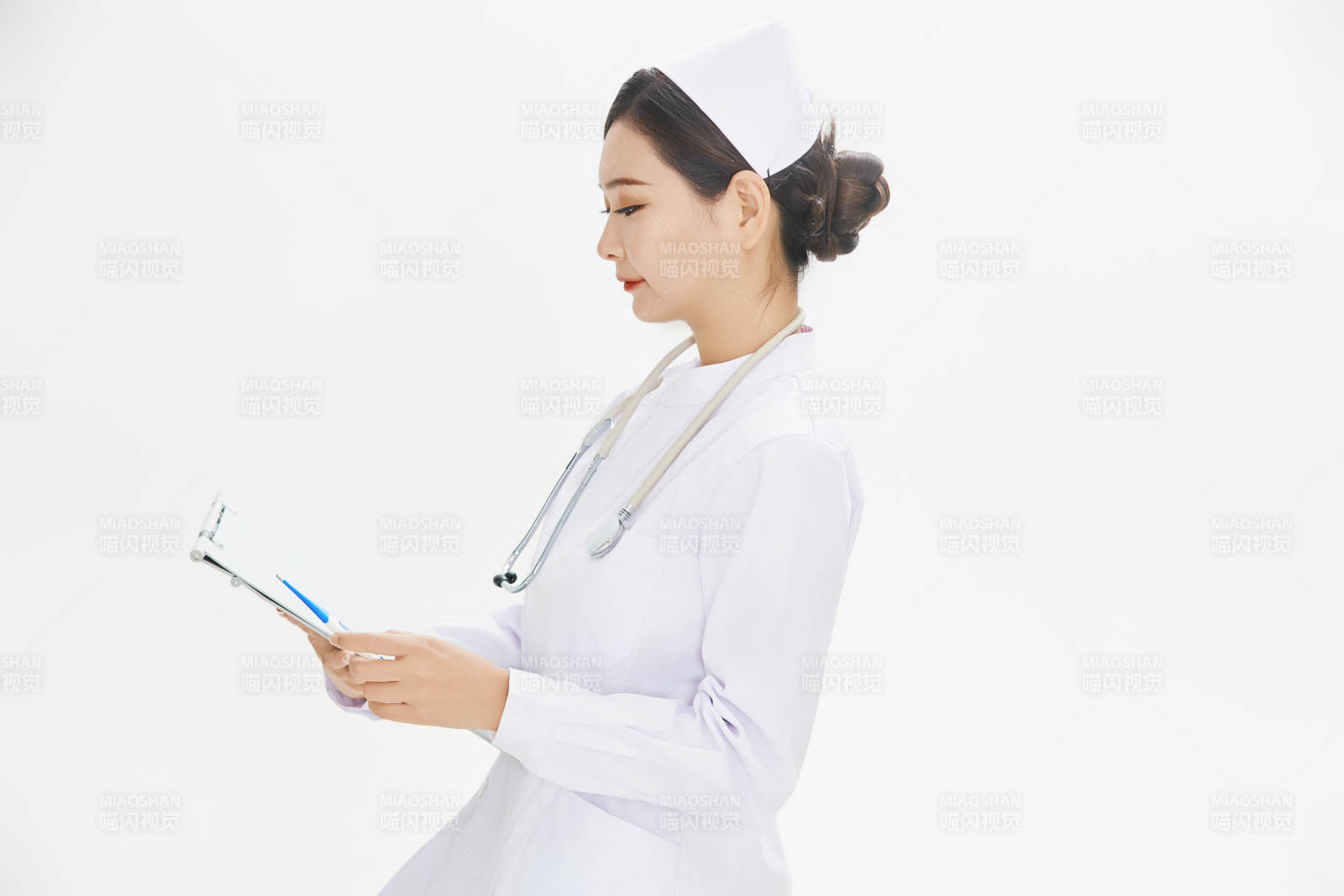 身穿護士的年輕女性醫(yī)護人員