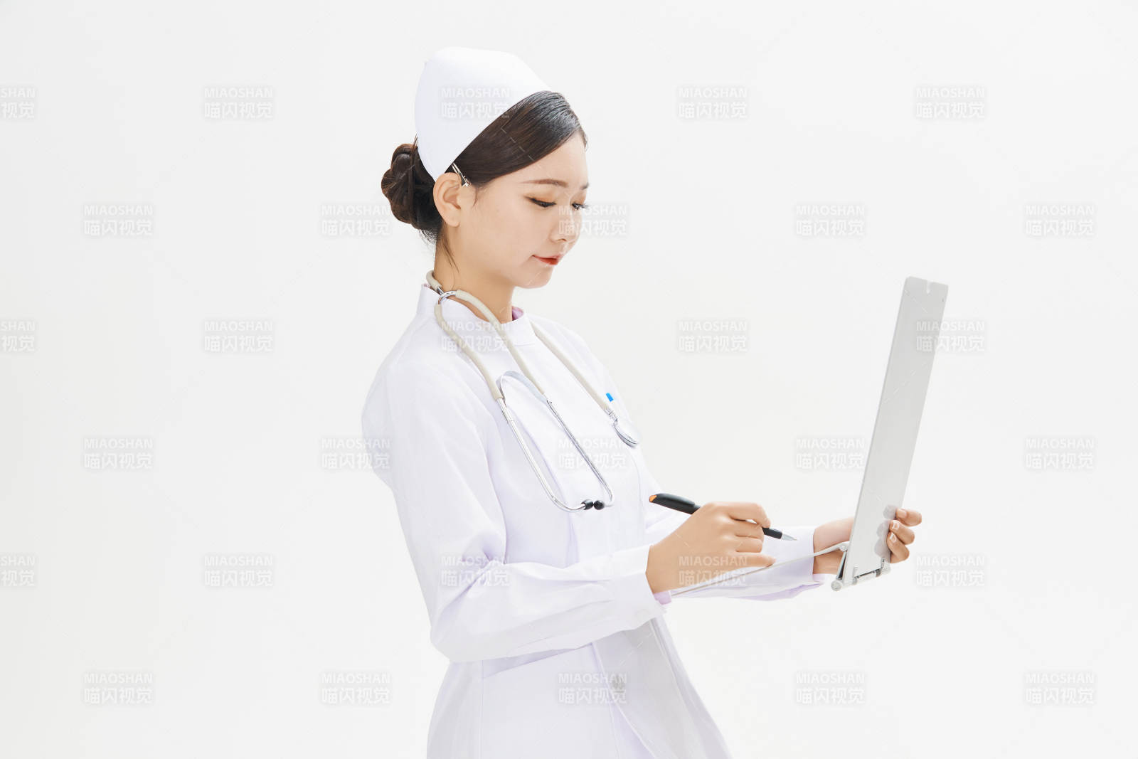 身穿護士的年輕女性醫護人員