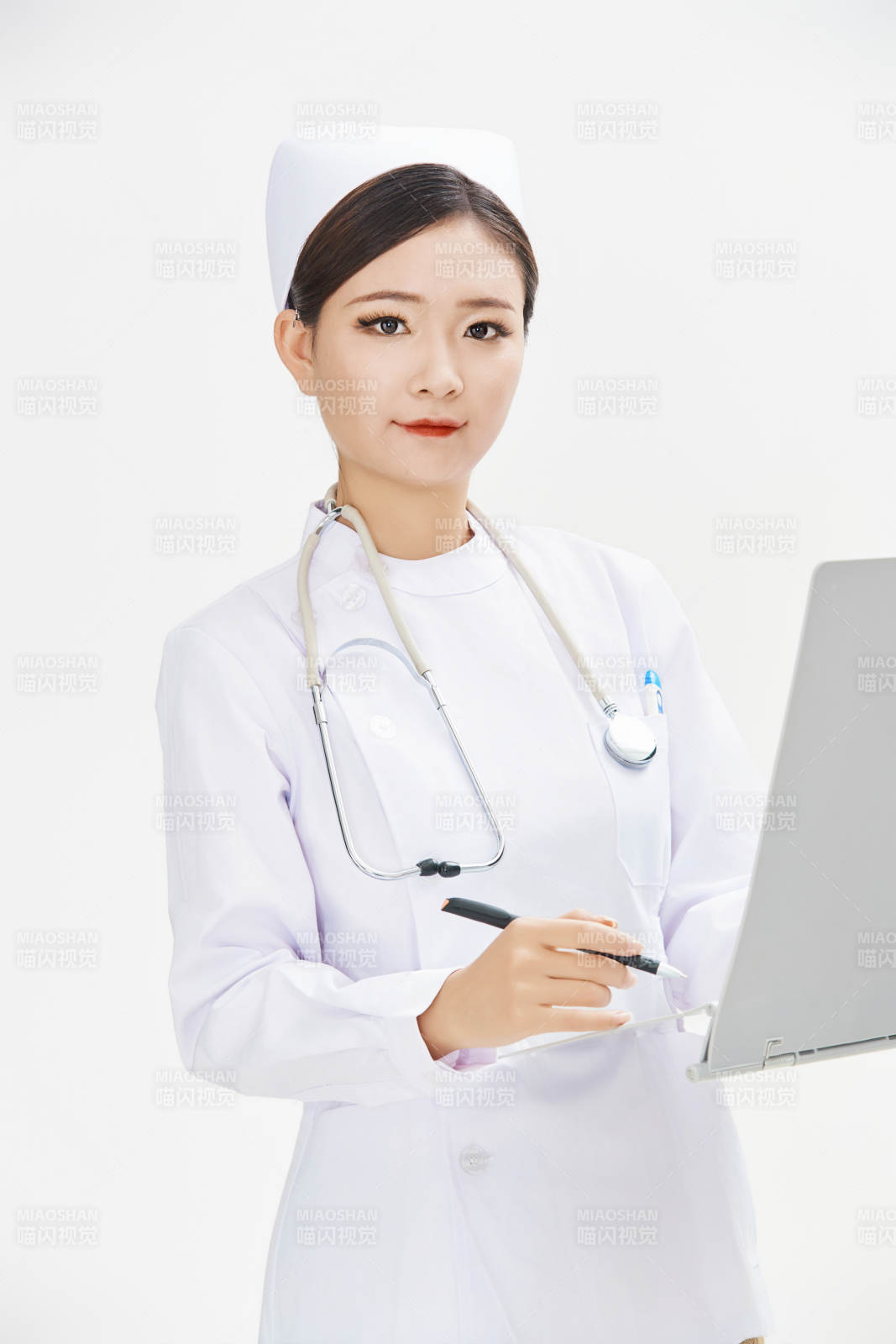 身穿護士的年輕女性醫護人員