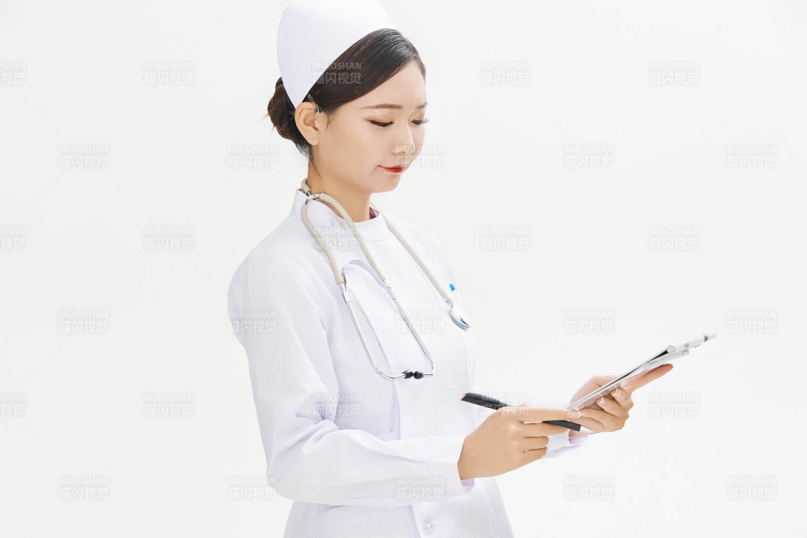 身穿護士的年輕女性醫護人員