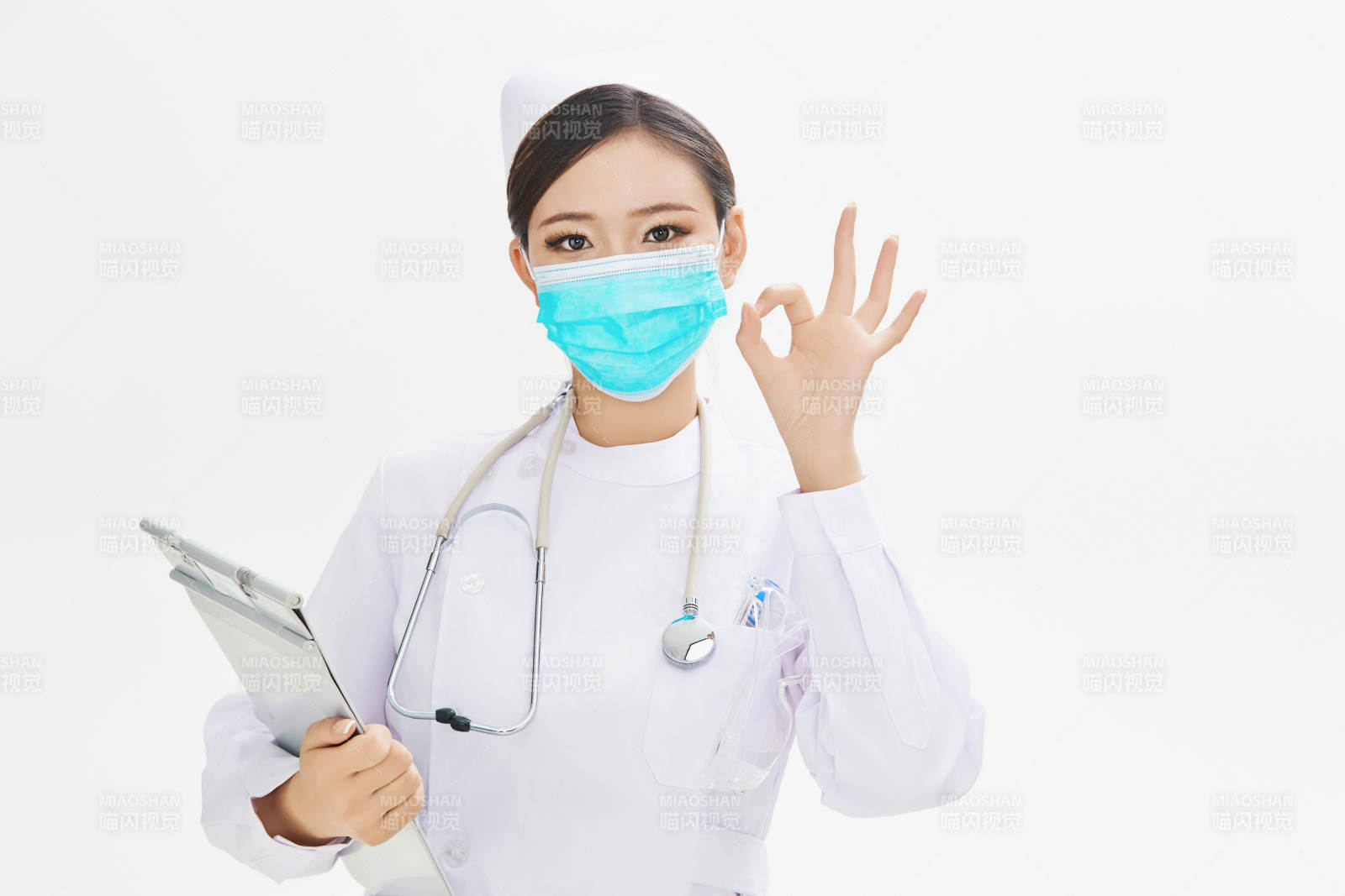 身穿護士的年輕女性醫護人員