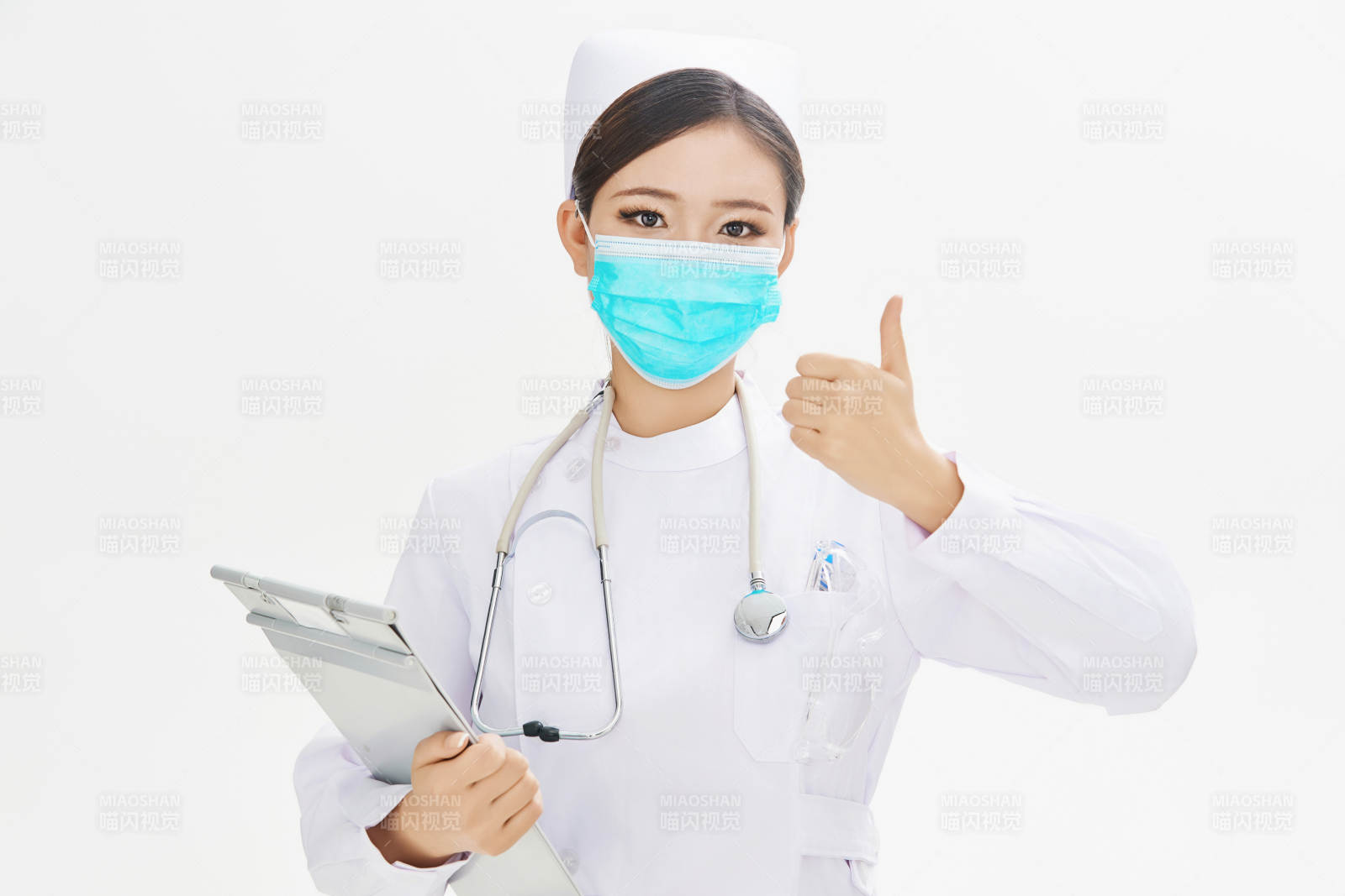 身穿護士的年輕女性醫護人員