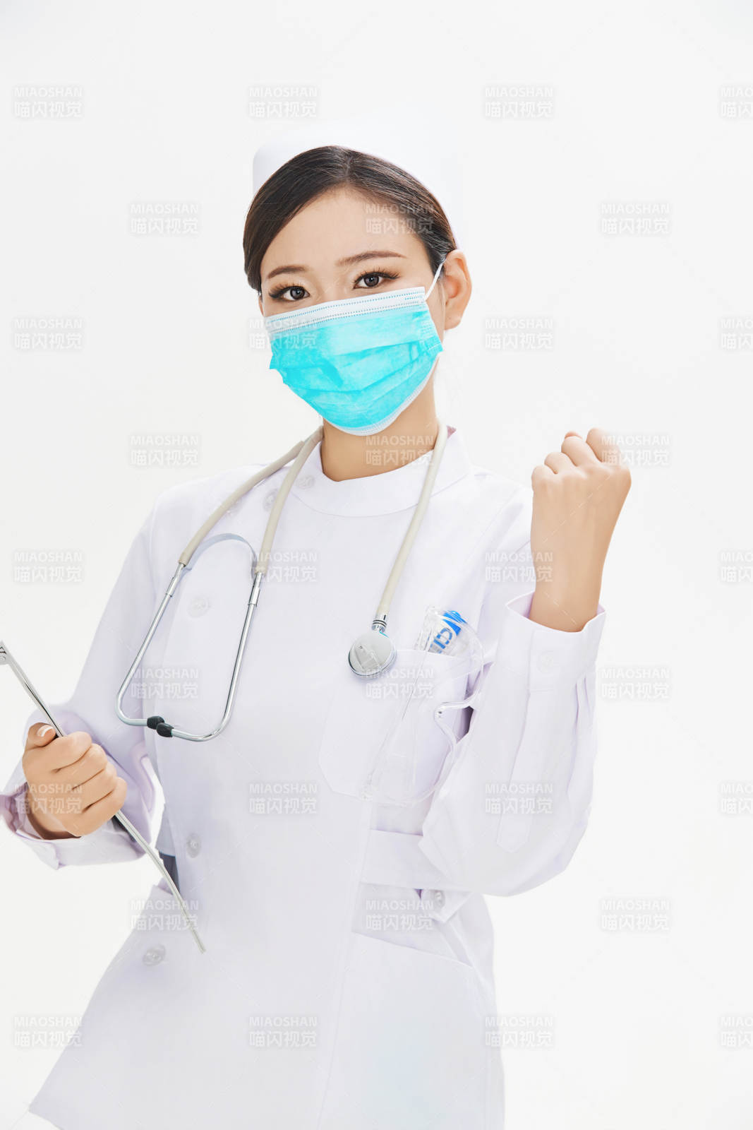 身穿護(hù)士的年輕女性醫(yī)護(hù)人員