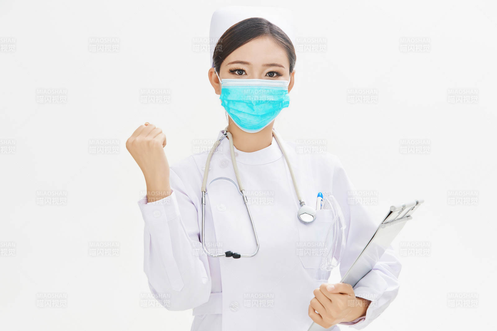 身穿護(hù)士的年輕女性醫(yī)護(hù)人員