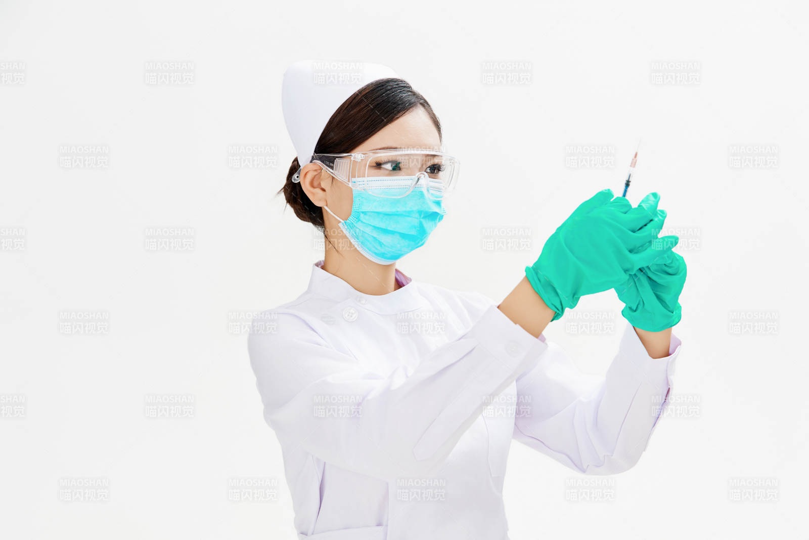 穿護(hù)士服戴口罩手執(zhí)針筒的年輕女護(hù)士