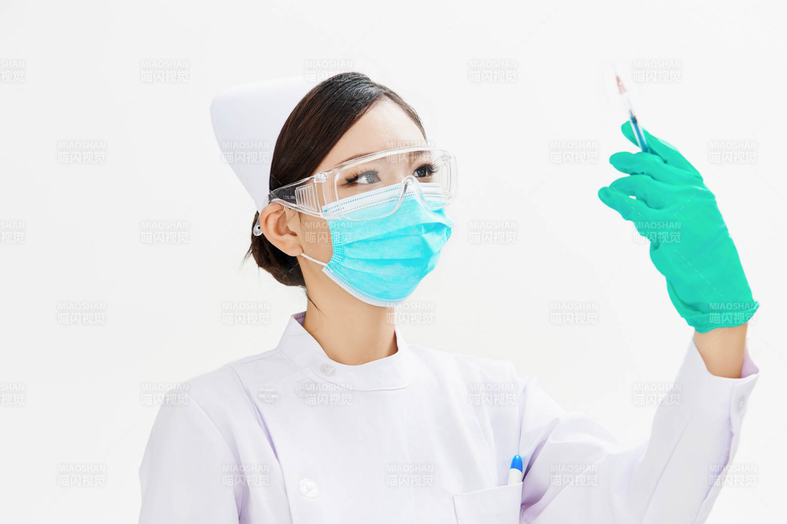 穿護(hù)士服戴口罩手執(zhí)針筒的年輕女護(hù)士