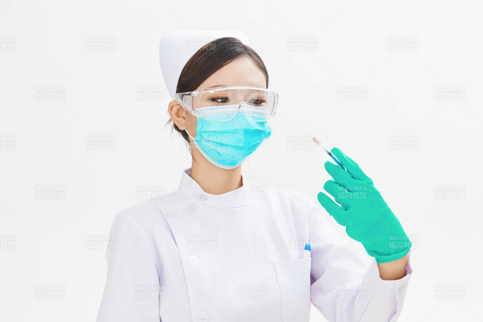 穿護士服戴口罩手執針筒的年輕女護士