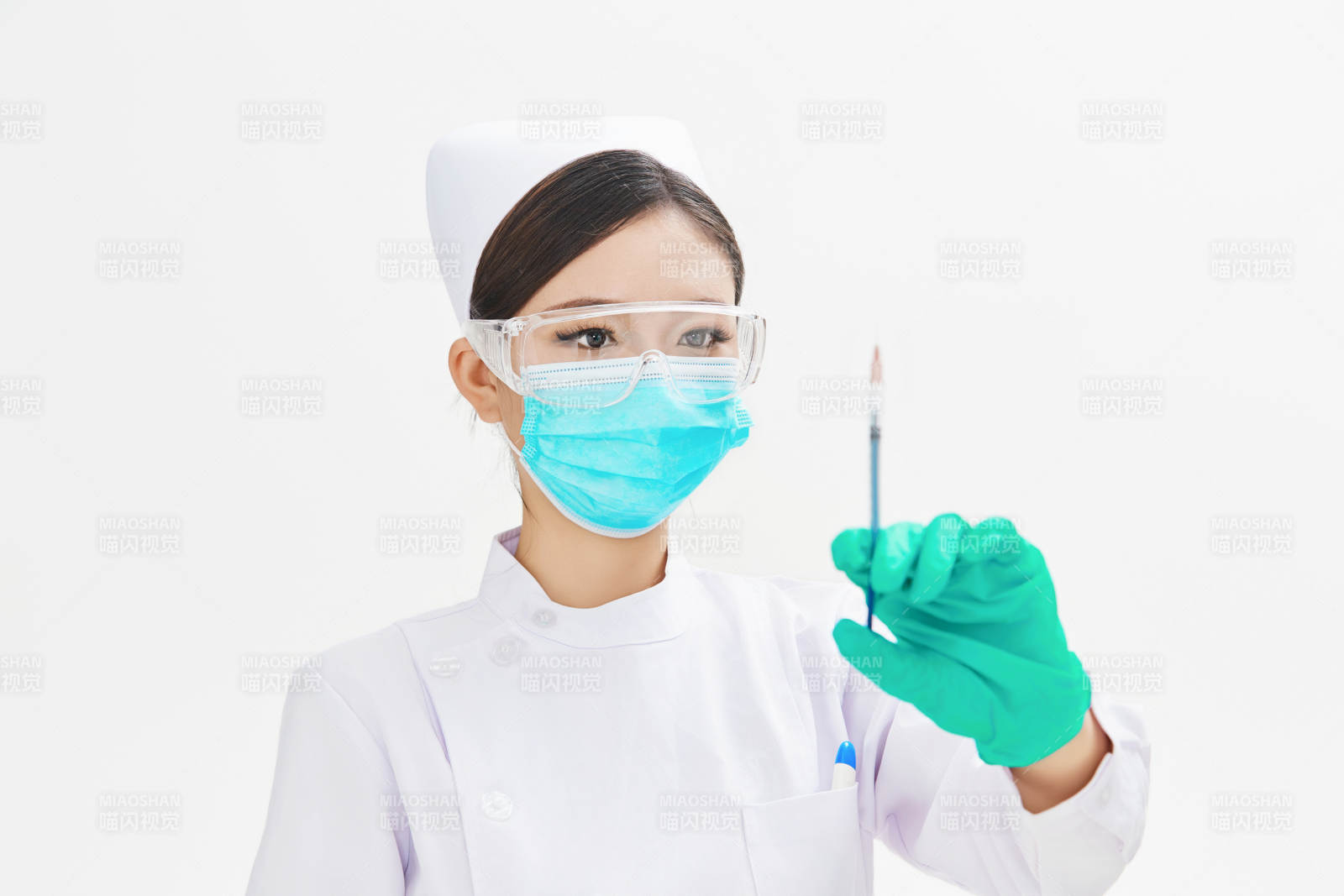 穿護(hù)士服戴口罩手執(zhí)針筒的年輕女護(hù)士