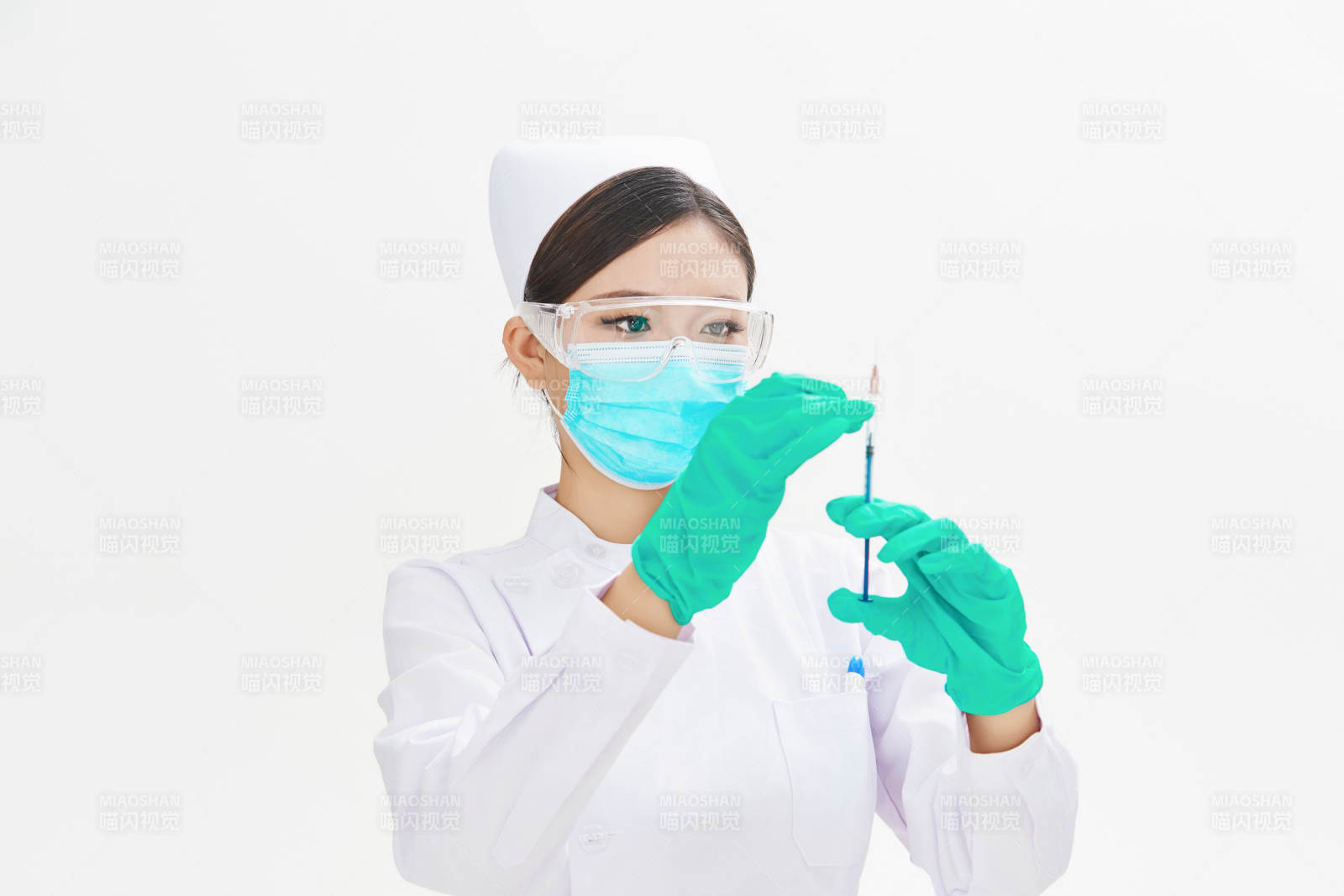 穿護士服戴口罩手執針筒的年輕女護士