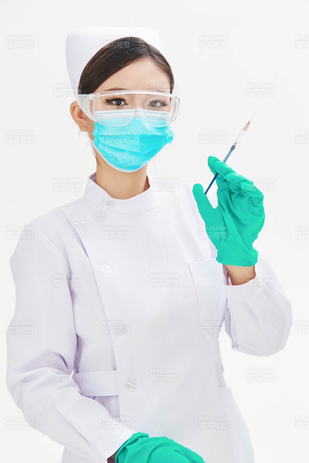 穿護士服戴口罩手執針筒的年輕女護士