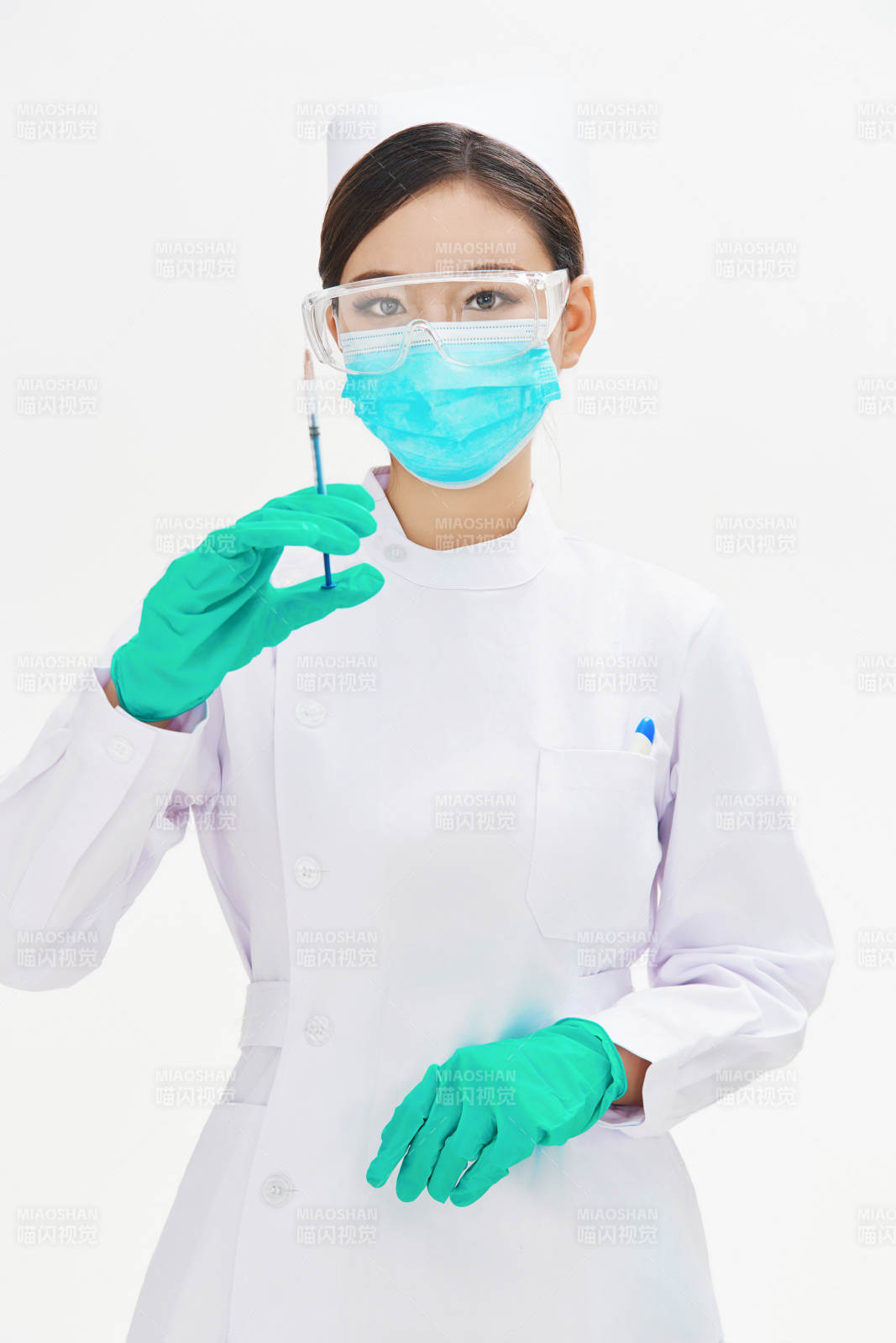 穿護士服戴口罩手執針筒的年輕女護士