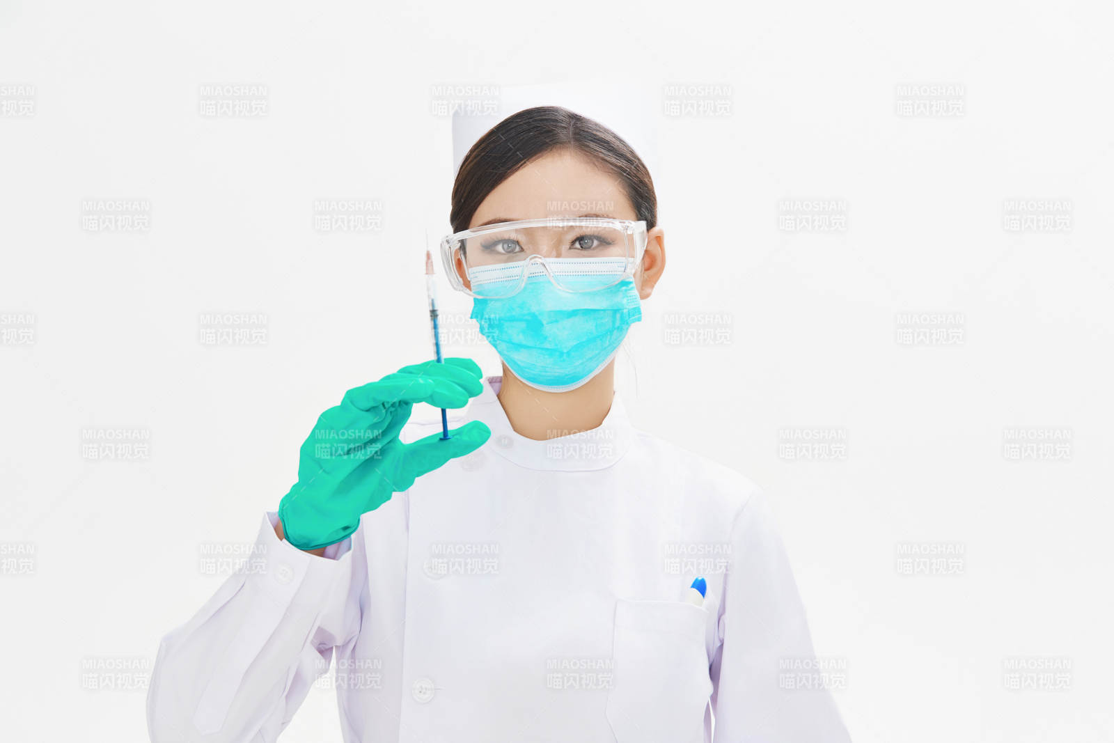 穿護士服戴口罩手執針筒的年輕女護士