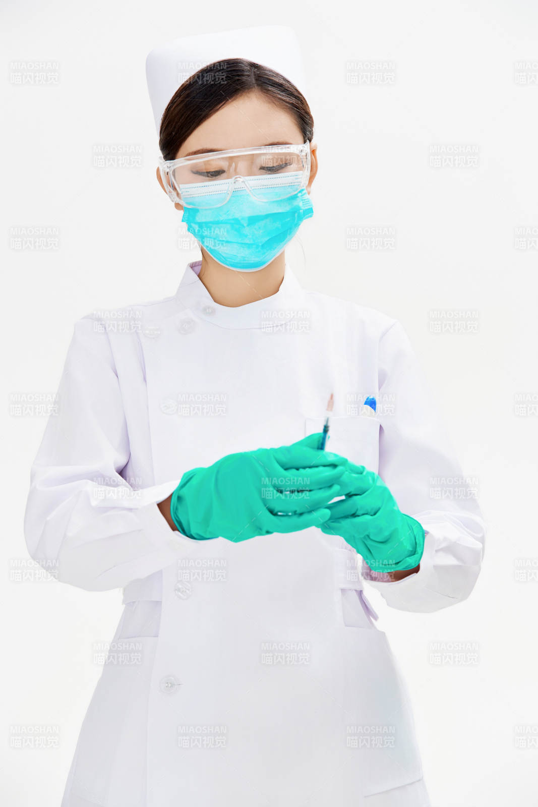 穿護(hù)士服戴口罩手執(zhí)針筒的年輕女護(hù)士