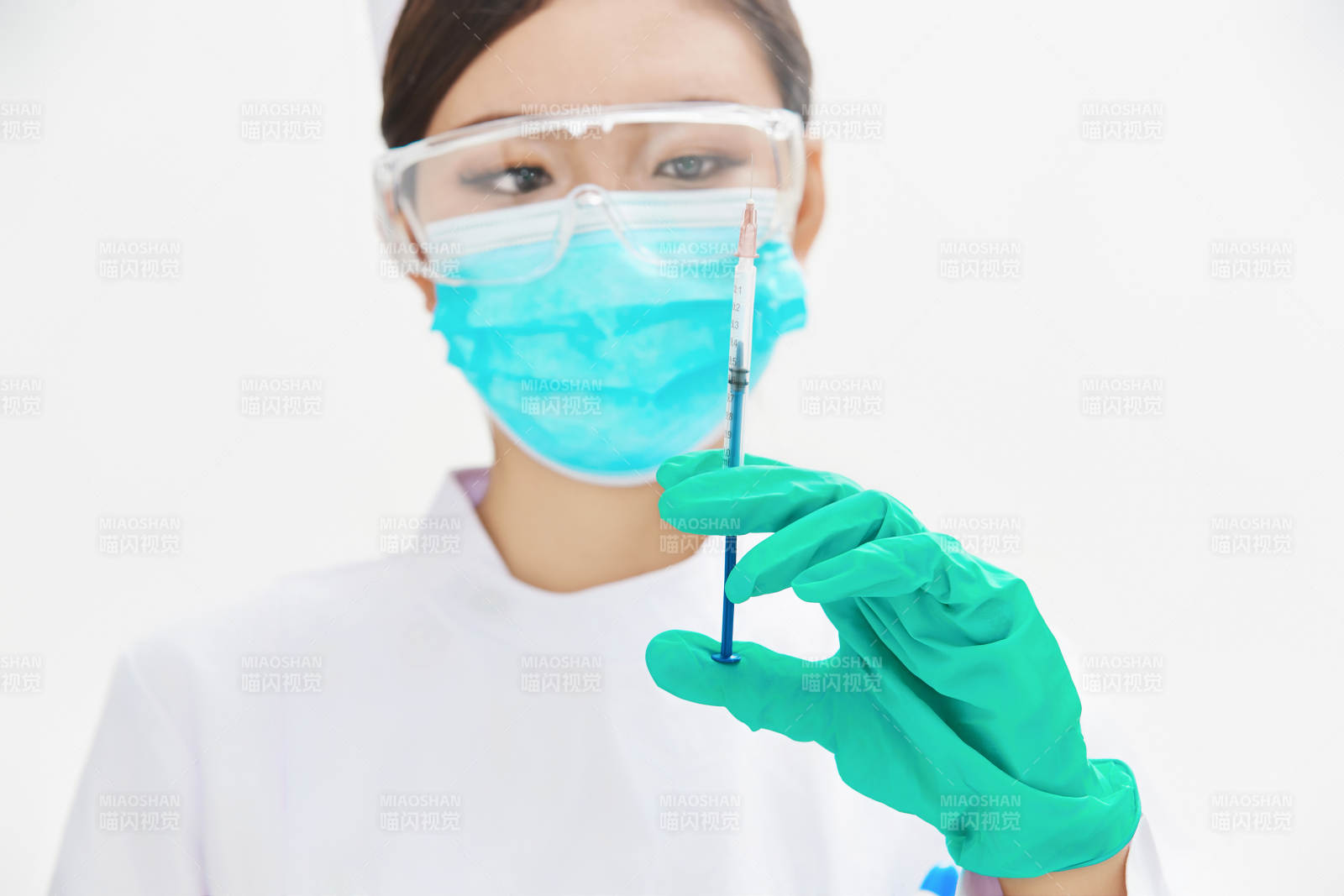 穿護士服戴口罩手執針筒的年輕女護士