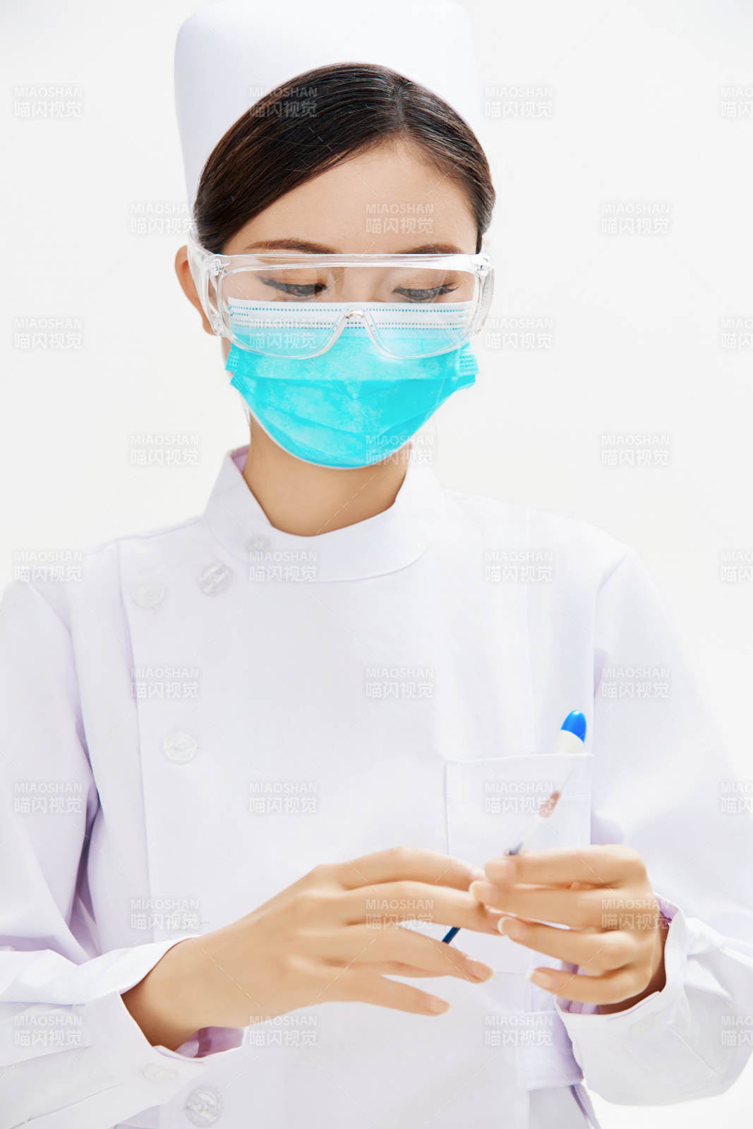 穿護(hù)士服戴口罩手執(zhí)針筒的年輕女護(hù)士