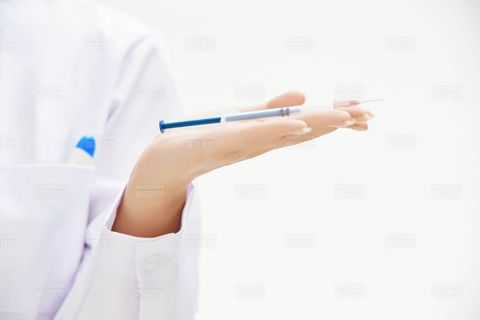 穿護士服戴口罩手執針筒的年輕女護士