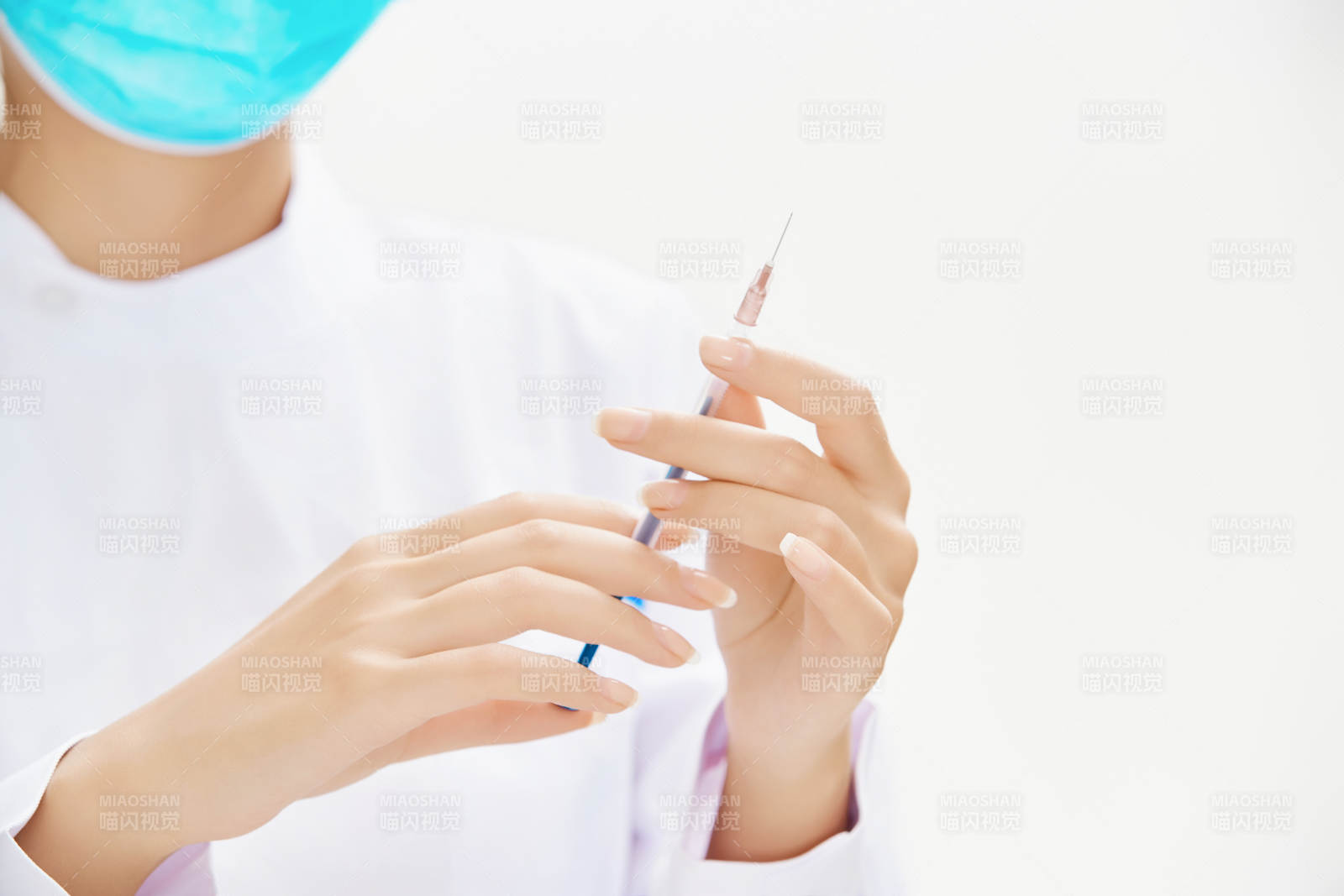 穿護士服戴口罩手執針筒的年輕女護士