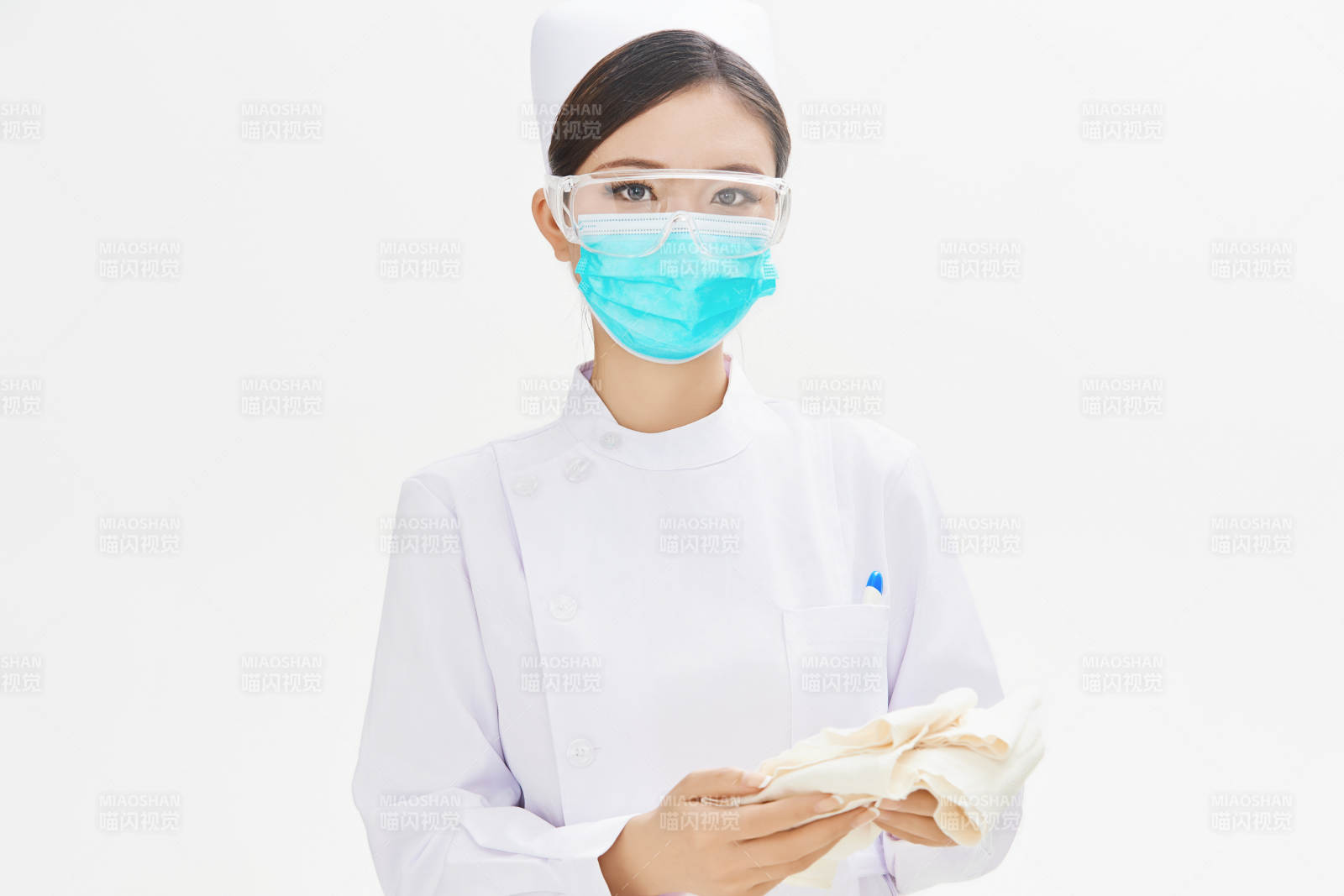 身穿護士的年輕女性醫護人員