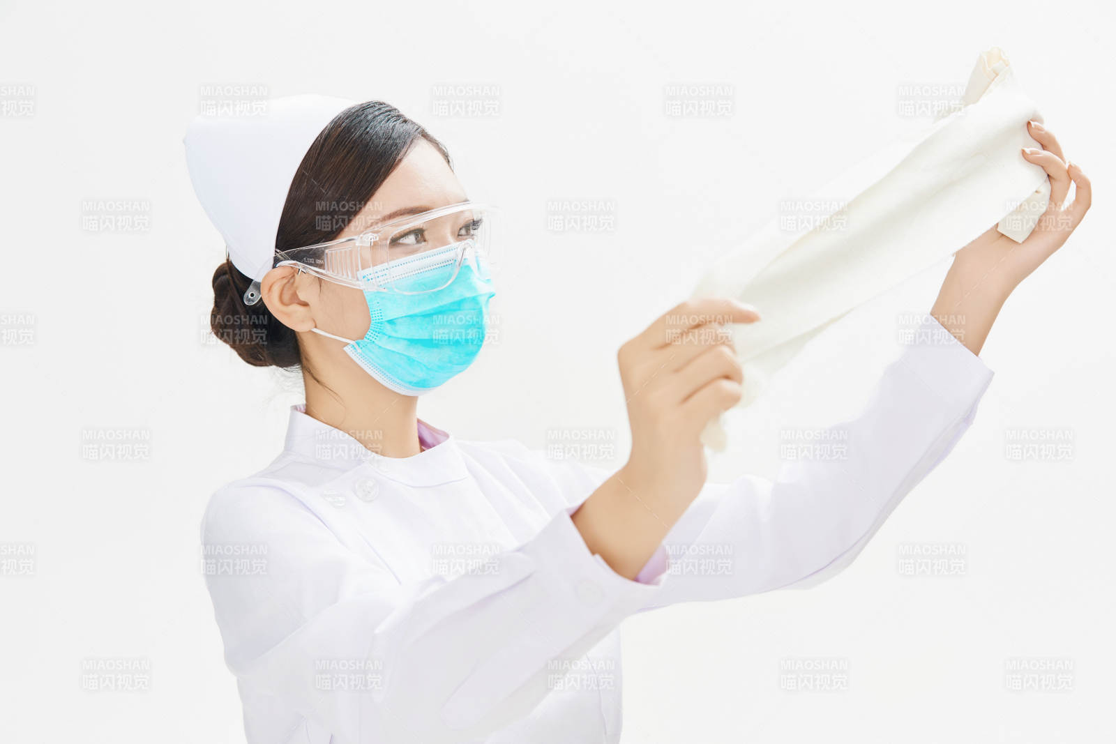 身穿護(hù)士的年輕女性醫(yī)護(hù)人員