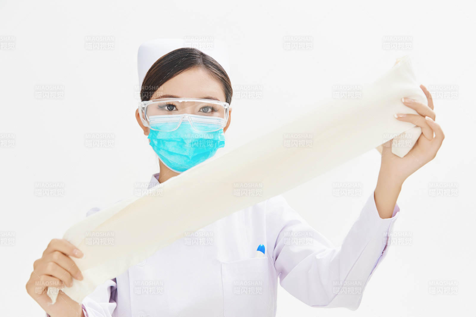 身穿護士的年輕女性醫護人員