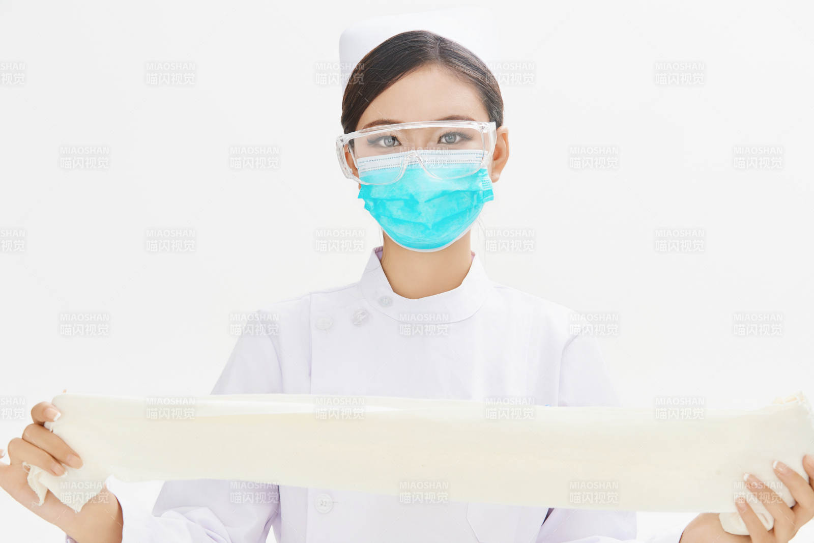 身穿護士的年輕女性醫護人員