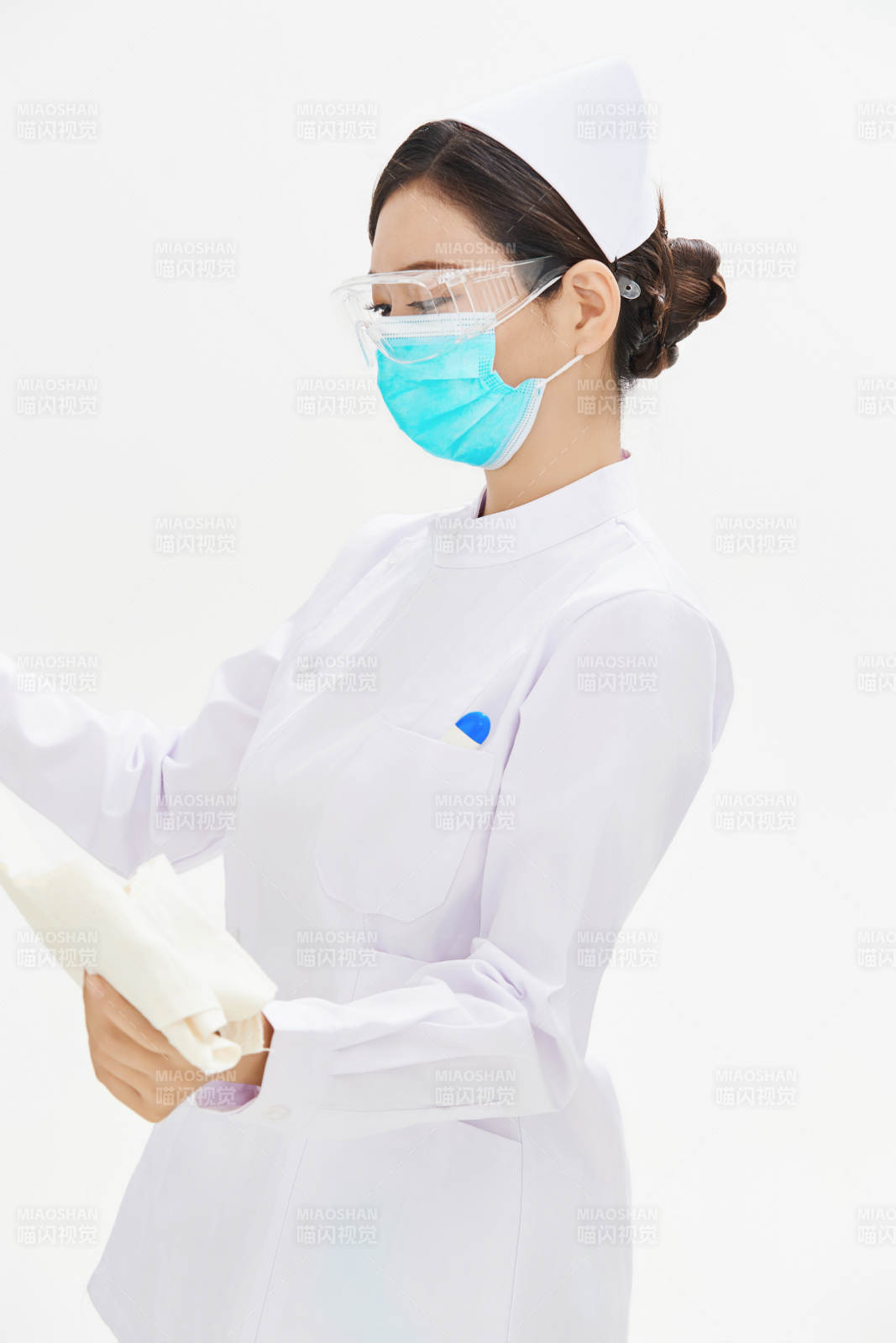 身穿護士服佩戴聽診器的女性醫護人員