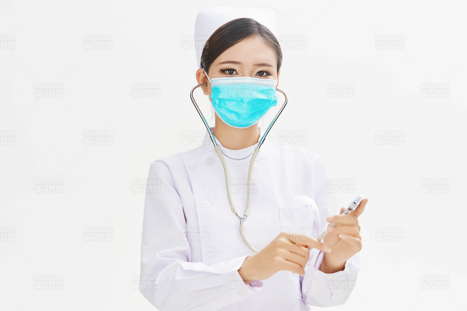 身穿護士服佩戴聽診器的女性醫護人員