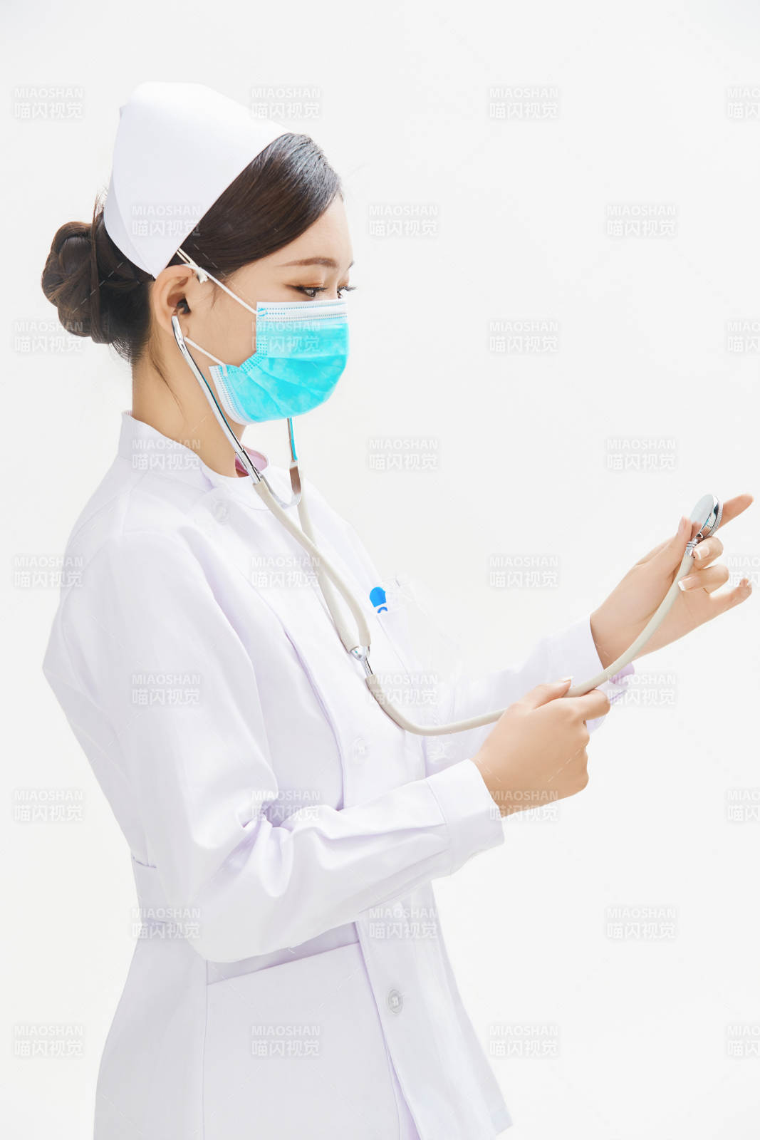 身穿護士服佩戴聽診器的女性醫(yī)護人員